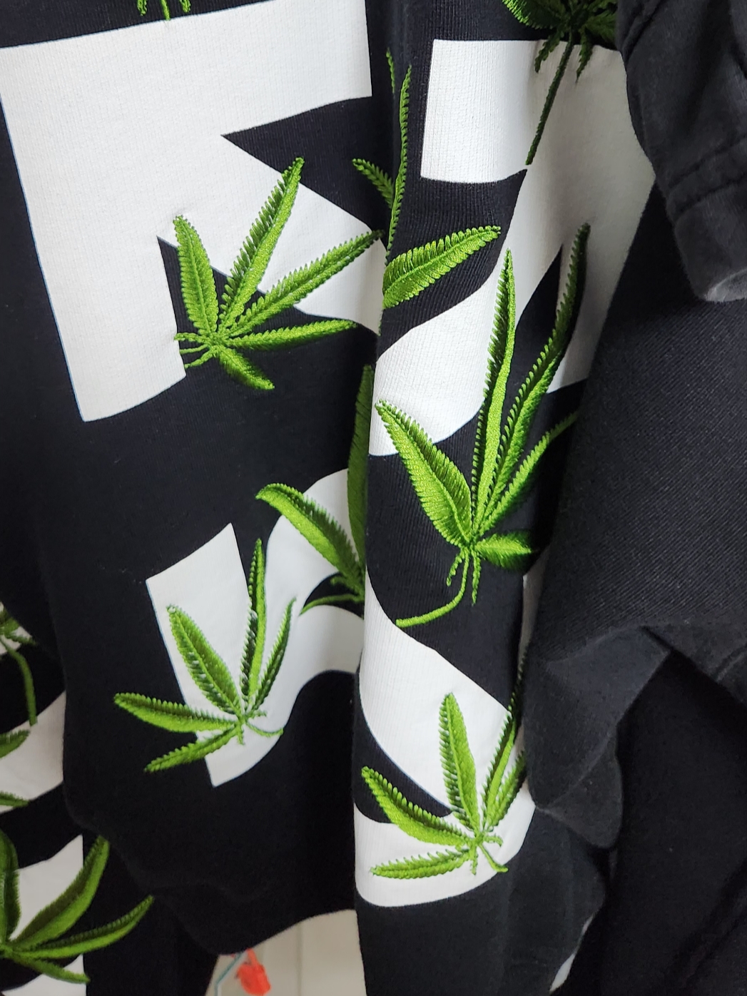 Off-White Weed Arrow Oversized Hoodie Black 착용 스타일
