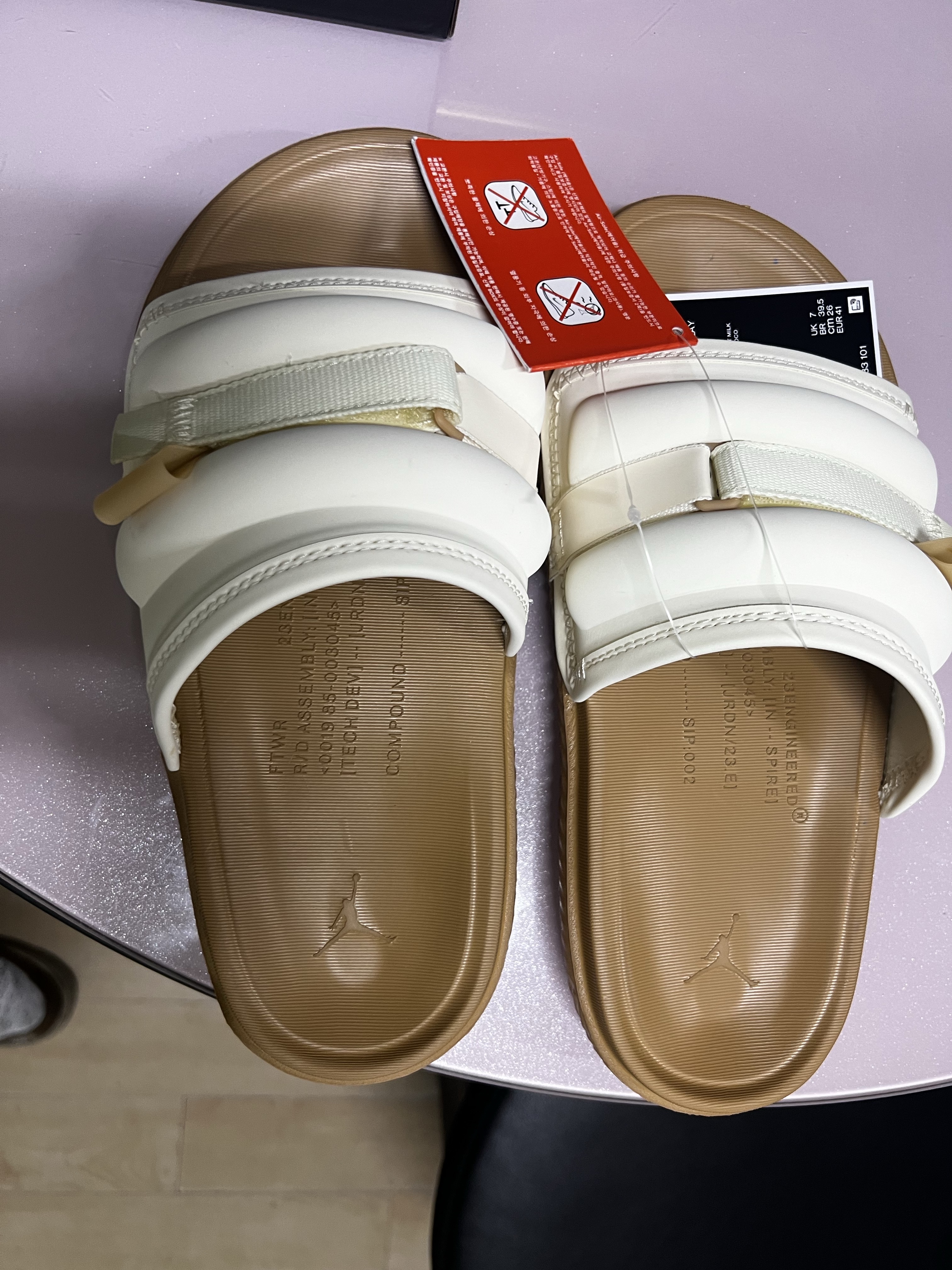Jordan Super Play Slide Coconut Milk Elemental Gold 착용 스타일