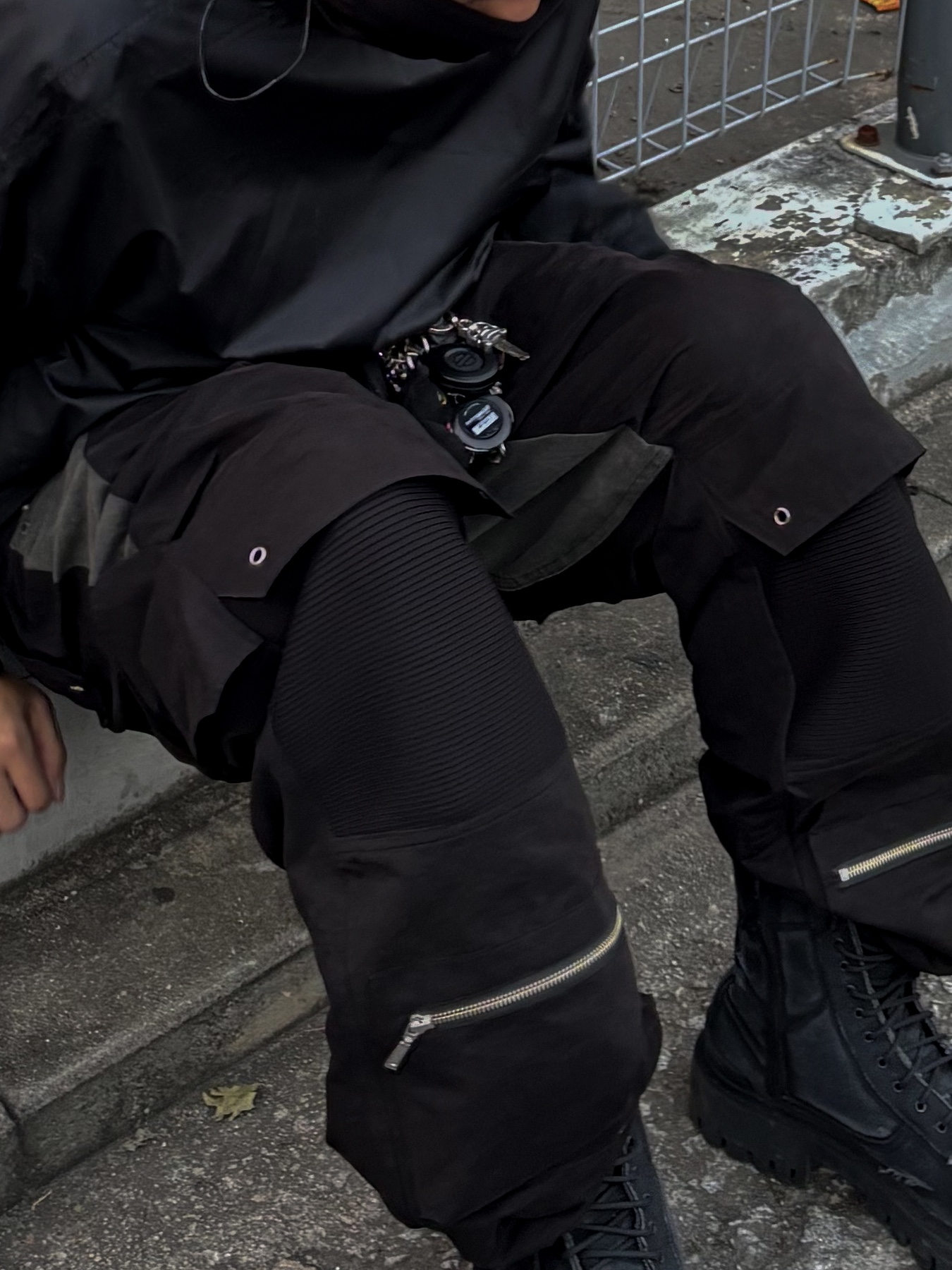 Balenciaga Combat Strike 20mm Boots Black 착용 스타일 - 2