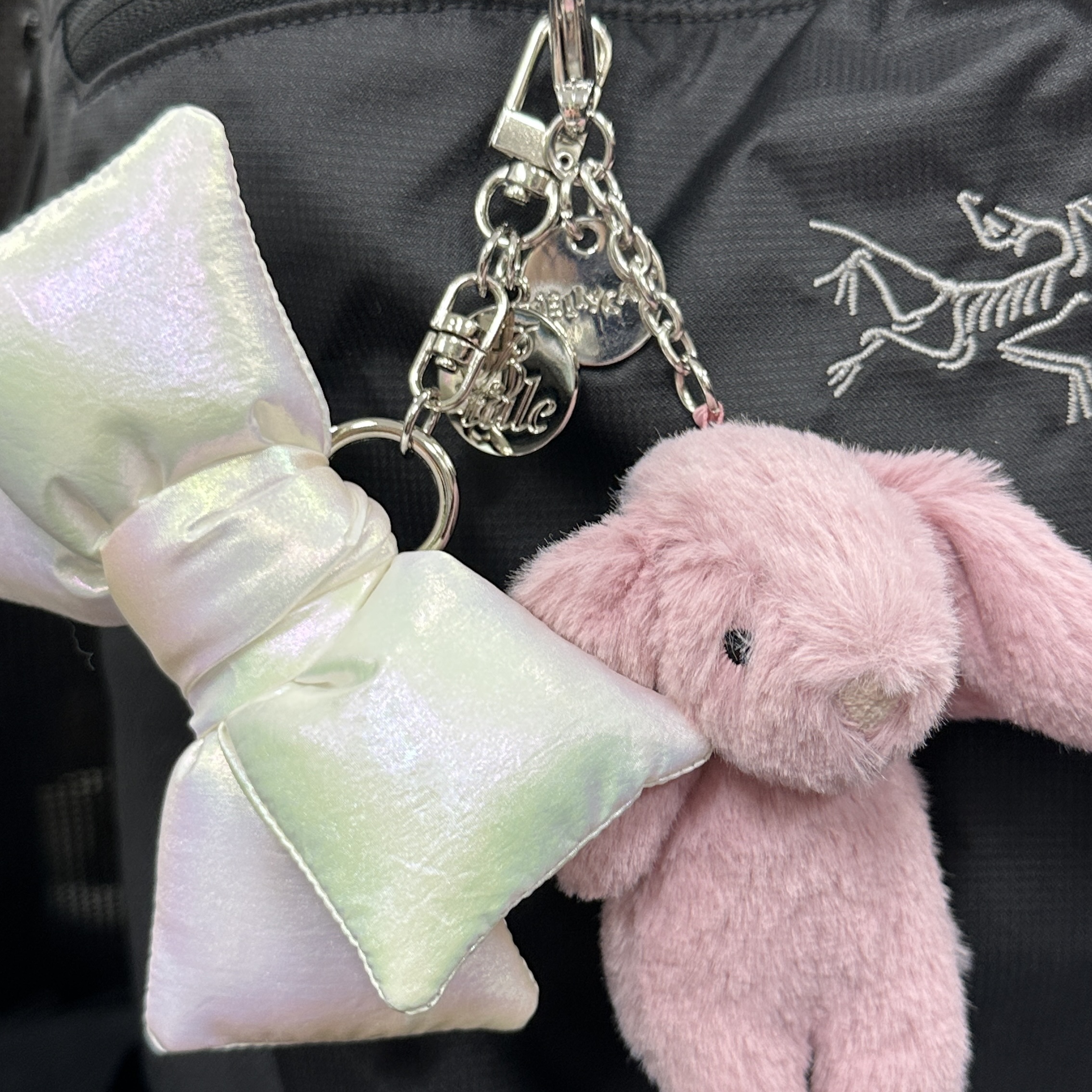 [KREAM 단독] Bloomingtale Padded Ribbon Keyring White 착용 스타일