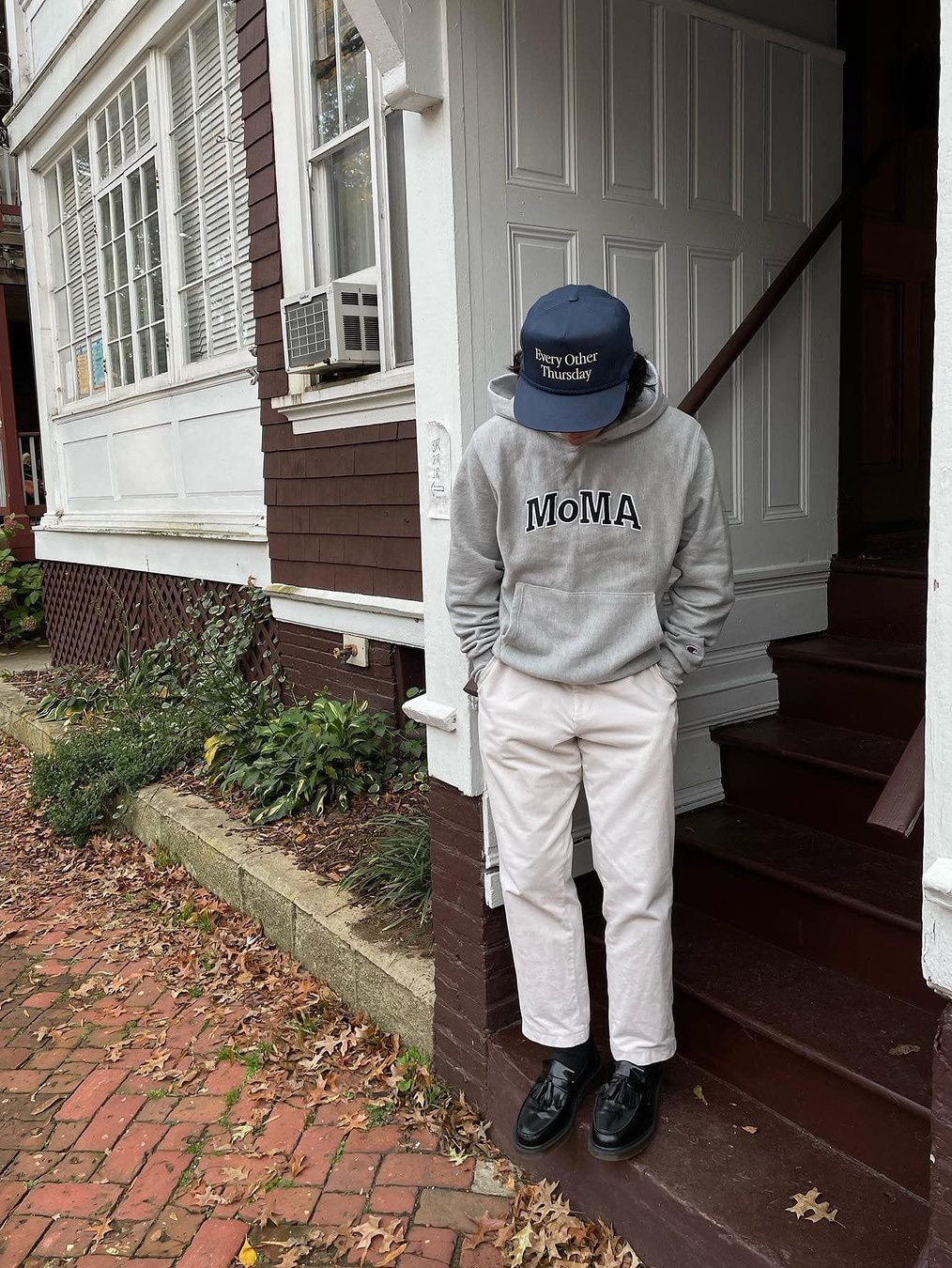 Our Legacy Formal Rider Cut Digital Overcast Denim Off White, Millo Archive Reflect Curved Pants Off White 착용 스타일 - 4
