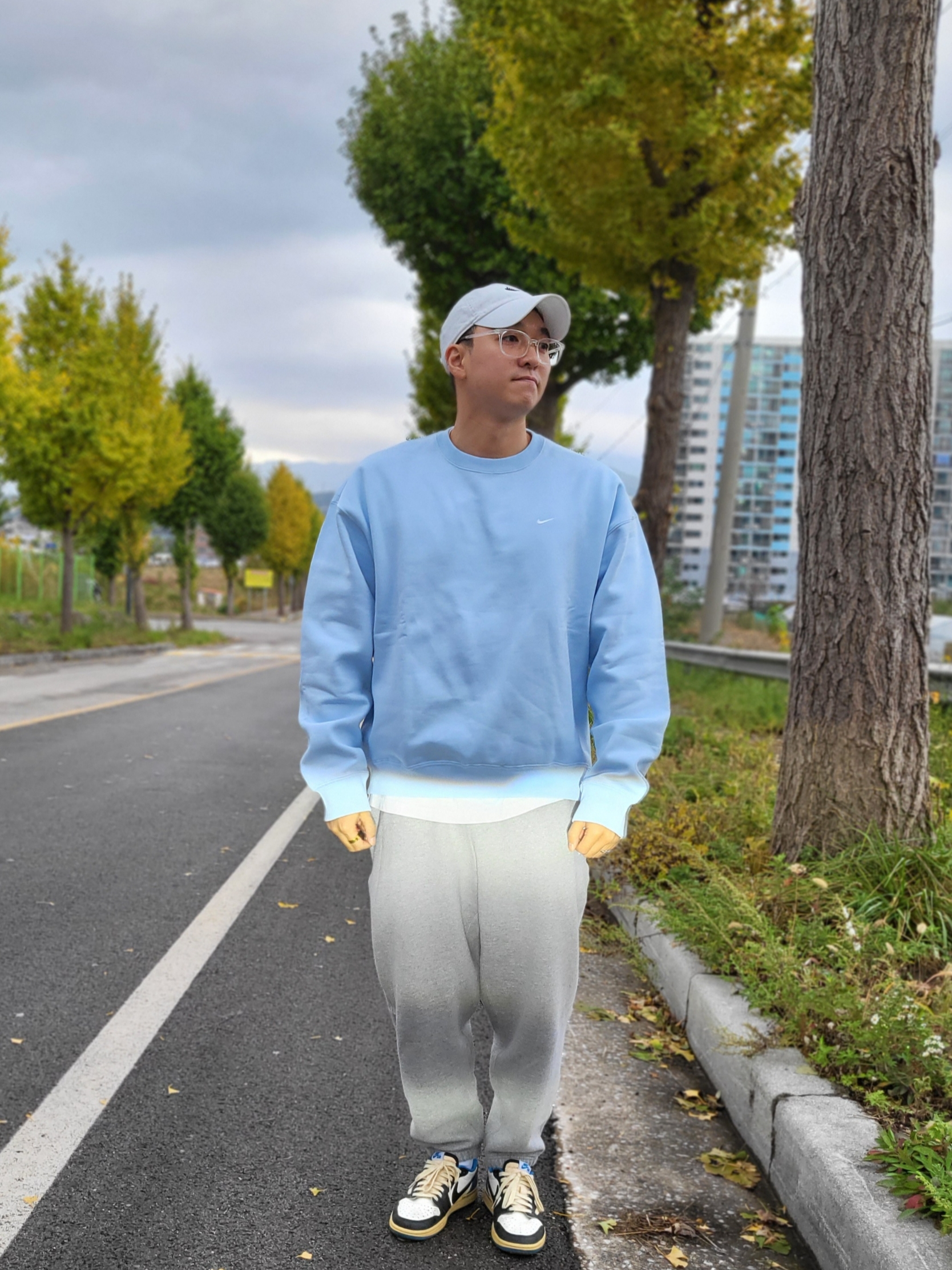 Nike NRG Solo Swoosh Crew Fleece Celestine Blue - US/EU, Nike NRG Solo Swoosh Fleece Pants Dark Grey Heather - US/EU 착용 스타일 - 2