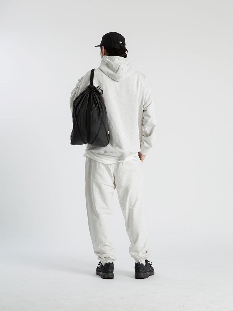 Found Pocket Feather Gym Bag Charcoal 착용 스타일