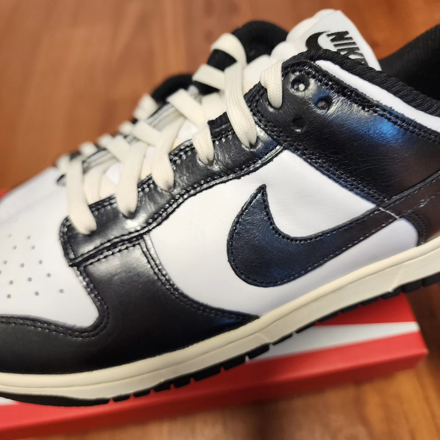 (W) Nike Dunk Low Vintage Black and White 착용 스타일 - 4