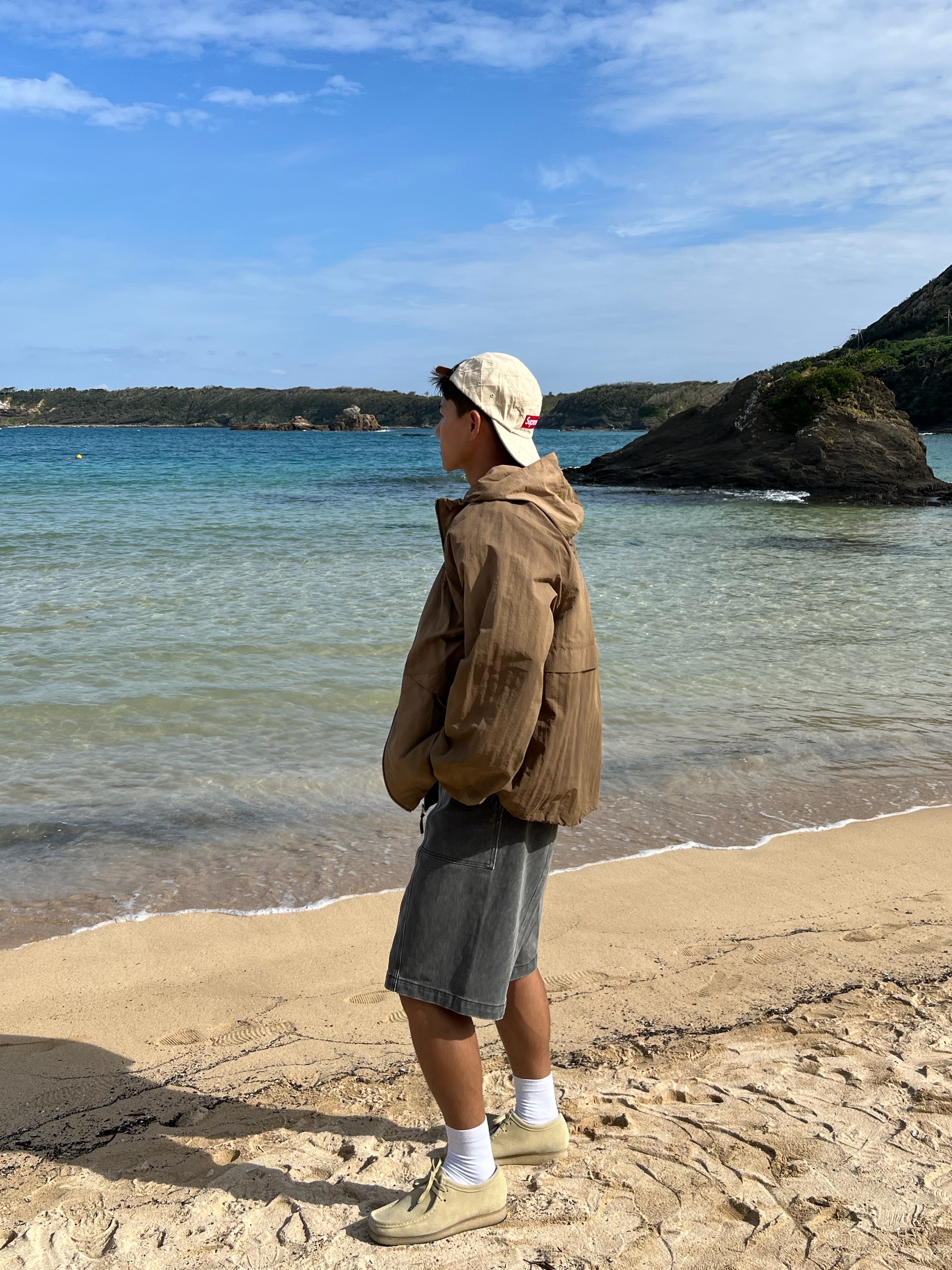 Stussy Wave Dye Beach Shell Jacket Brown, Clarks Wallabee Maple Suede 착용 스타일 - 3