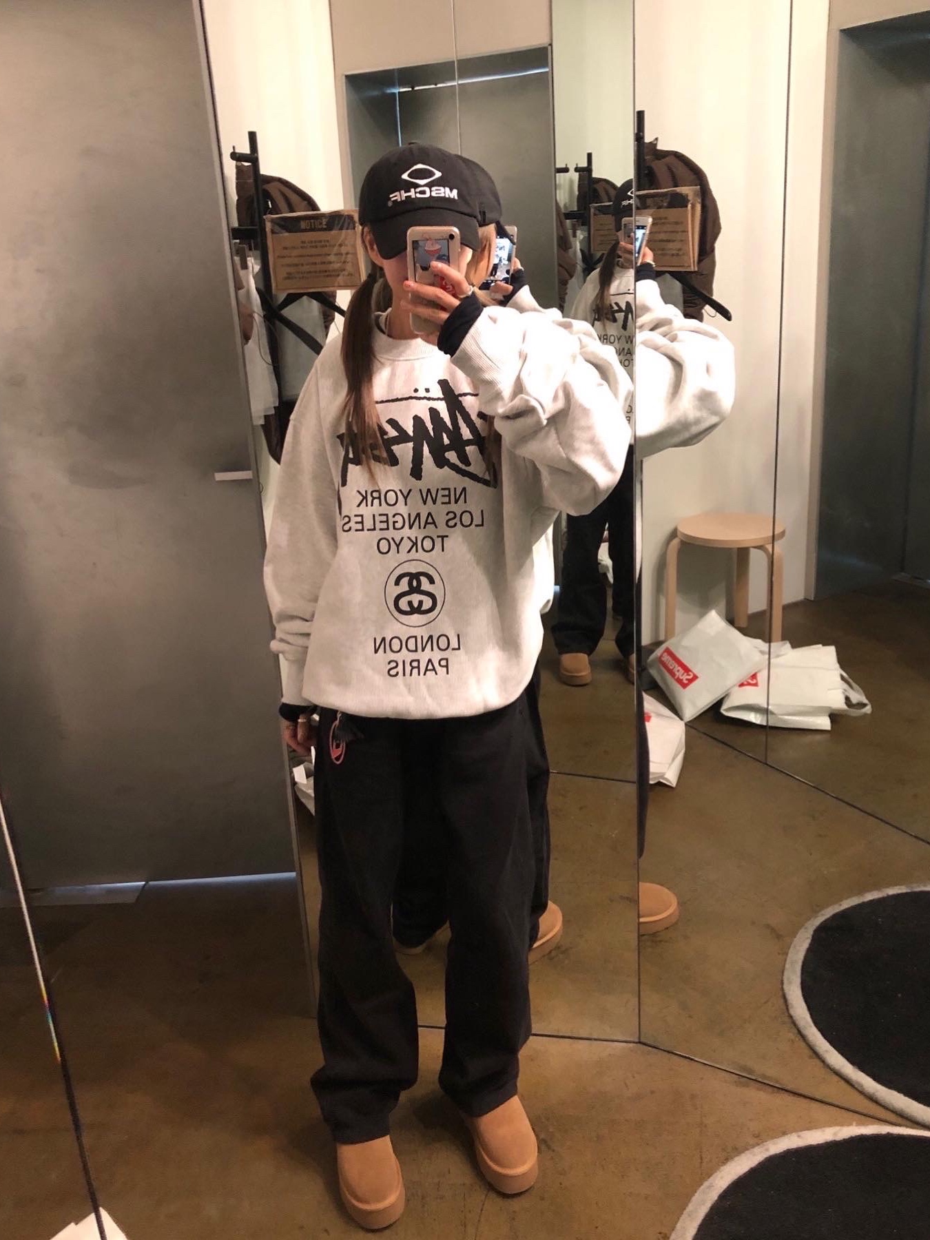 Stussy World Tour Crew Ash Heather 2023, Diesel Holy B Logo Keyring Red 착용 스타일