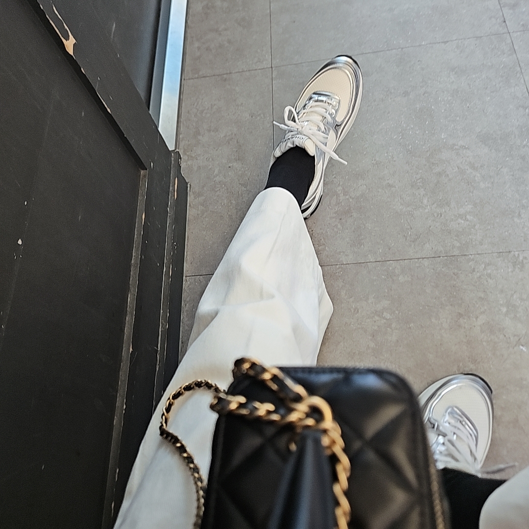 (W) Chanel Sneakers Fabric Laminated & White Silver, Chanel Vanity With Chain Lambskin & Gold Black 착용 스타일 - 2