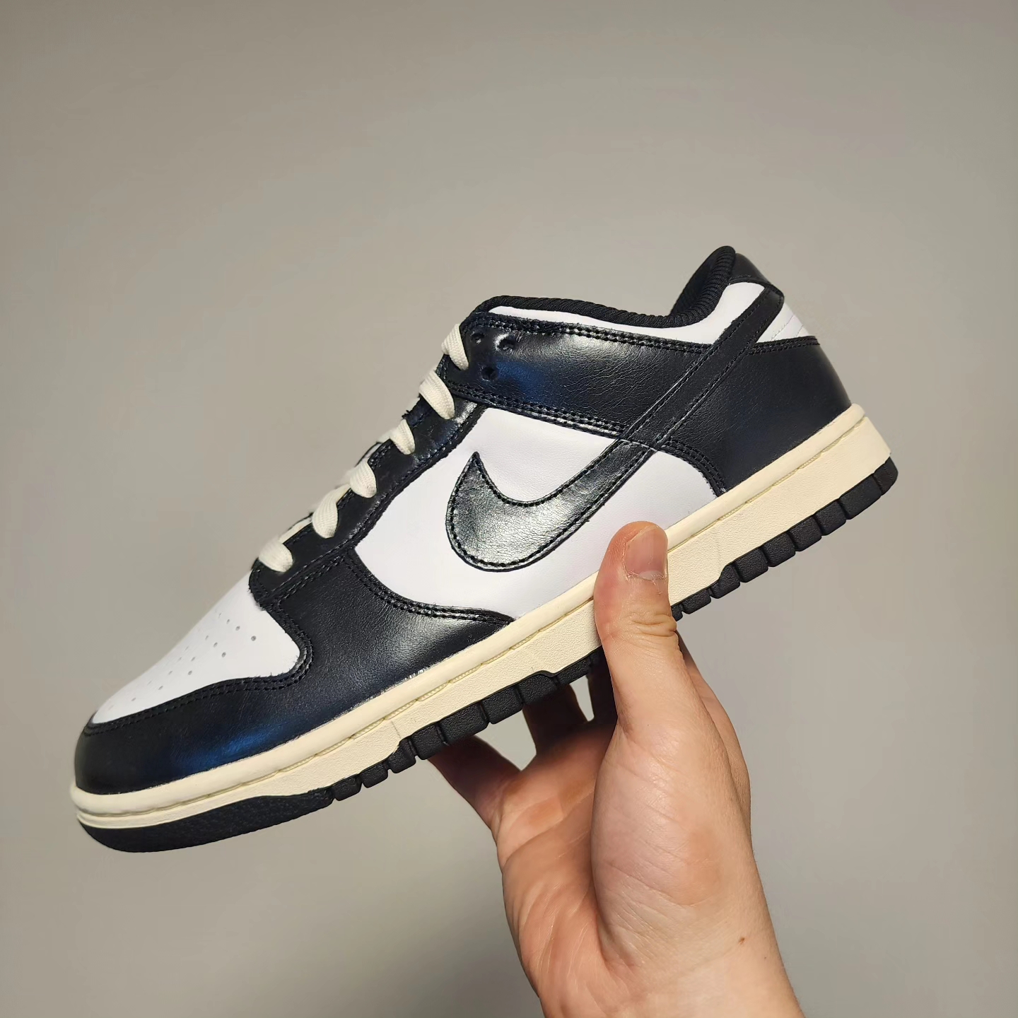 (W) Nike Dunk Low Vintage Black and White 착용 스타일 - 1