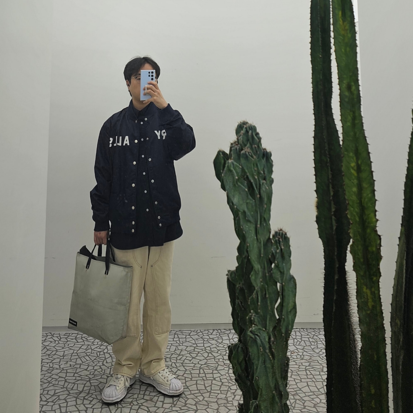 Human Made Nylon Stadium Jacket Navy, Maison Mihara Yasuhiro Blakey OG Sole Leather Low-top Sneakers White 착용 스타일 - 2