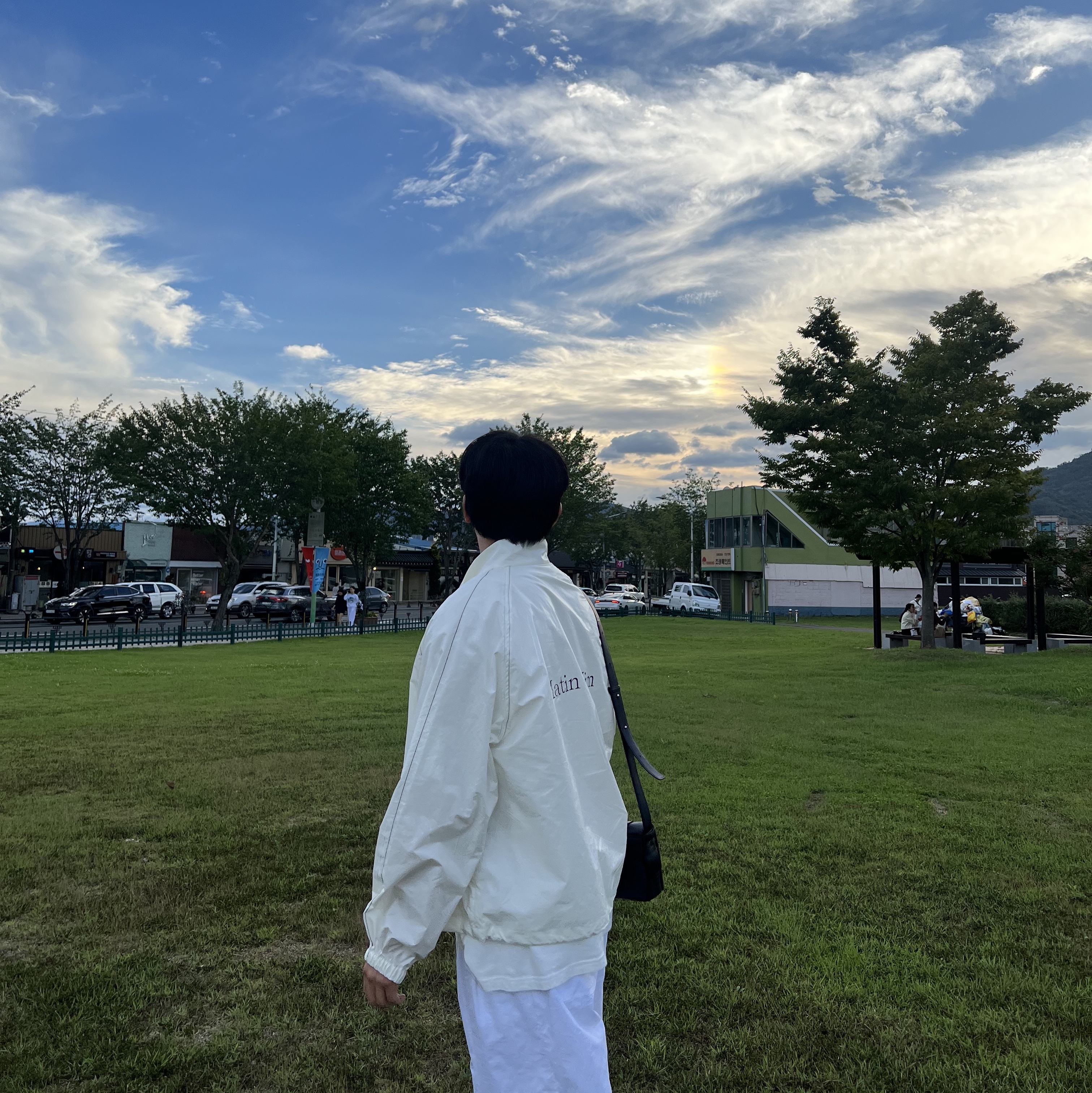(W) Matin Kim Logo Coating Jumper Ivory 착용 스타일