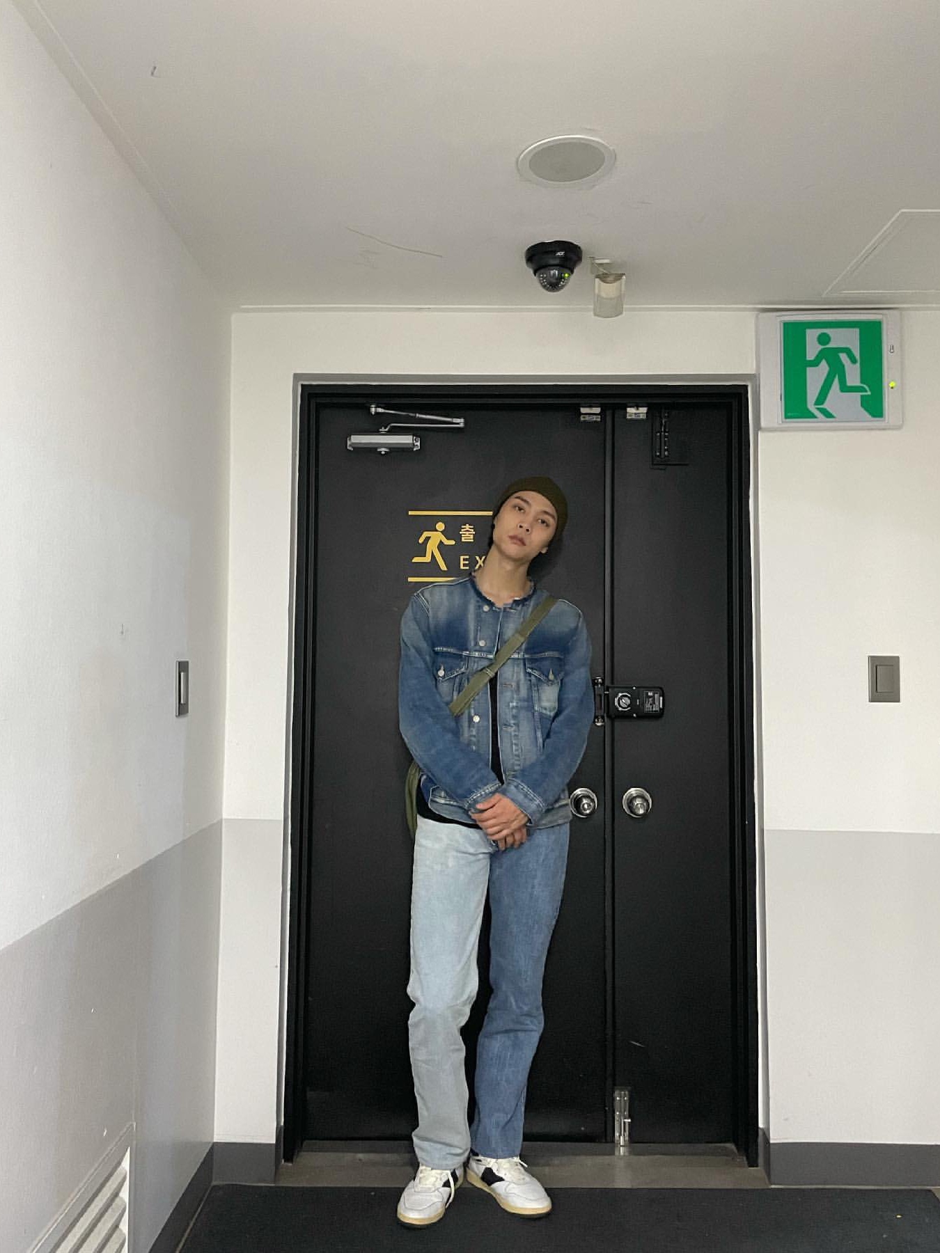 Maison Margiela Collarless Denim Jacket Medium Wash 착용 스타일