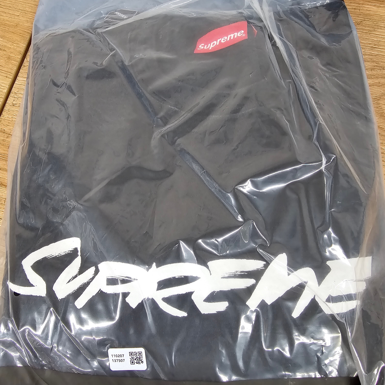 Supreme Futura Logo Crewneck Black - 20FW 착용 스타일