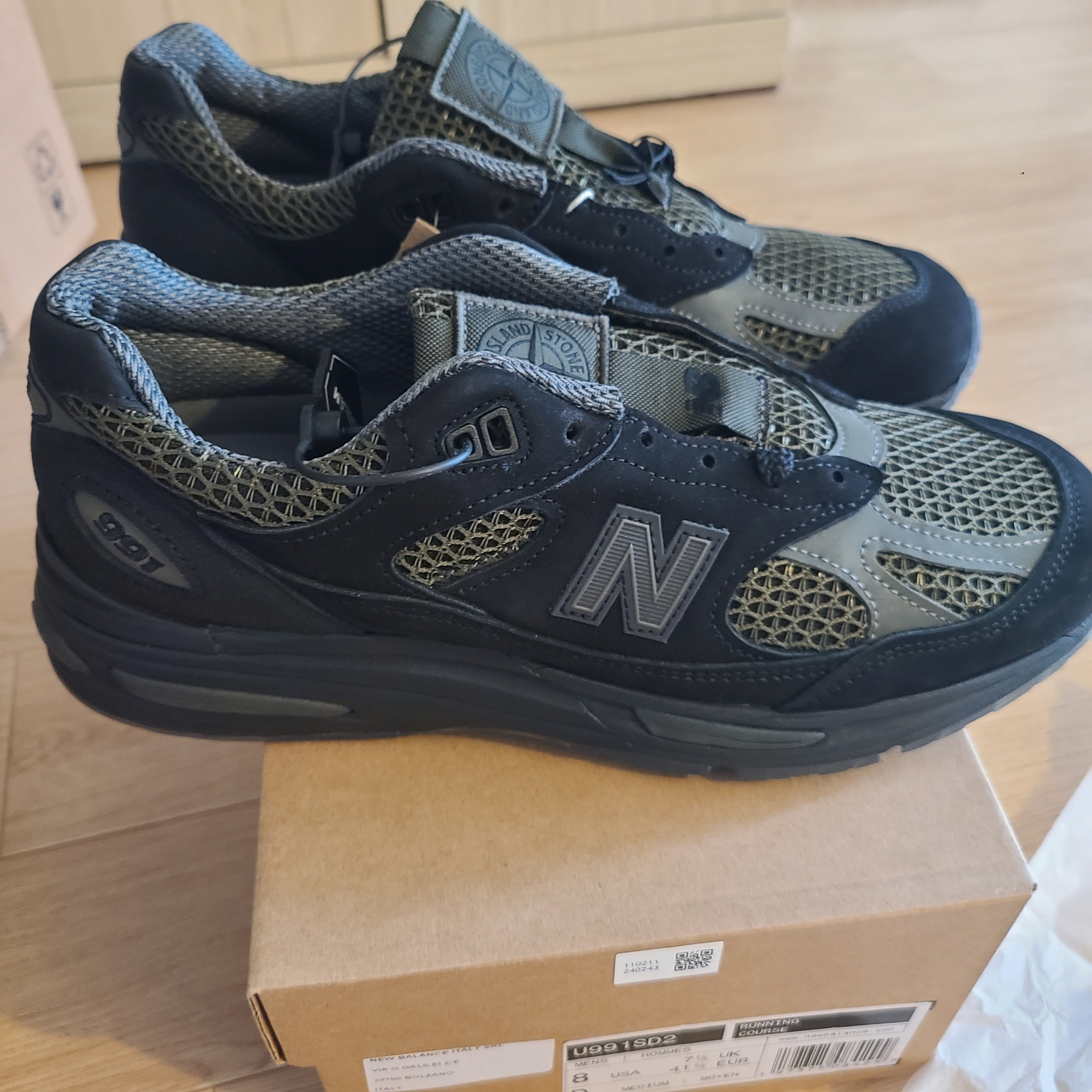 New Balance x Stone Island 991v2 Made in UK Black Olive Night 착용 스타일 - 2