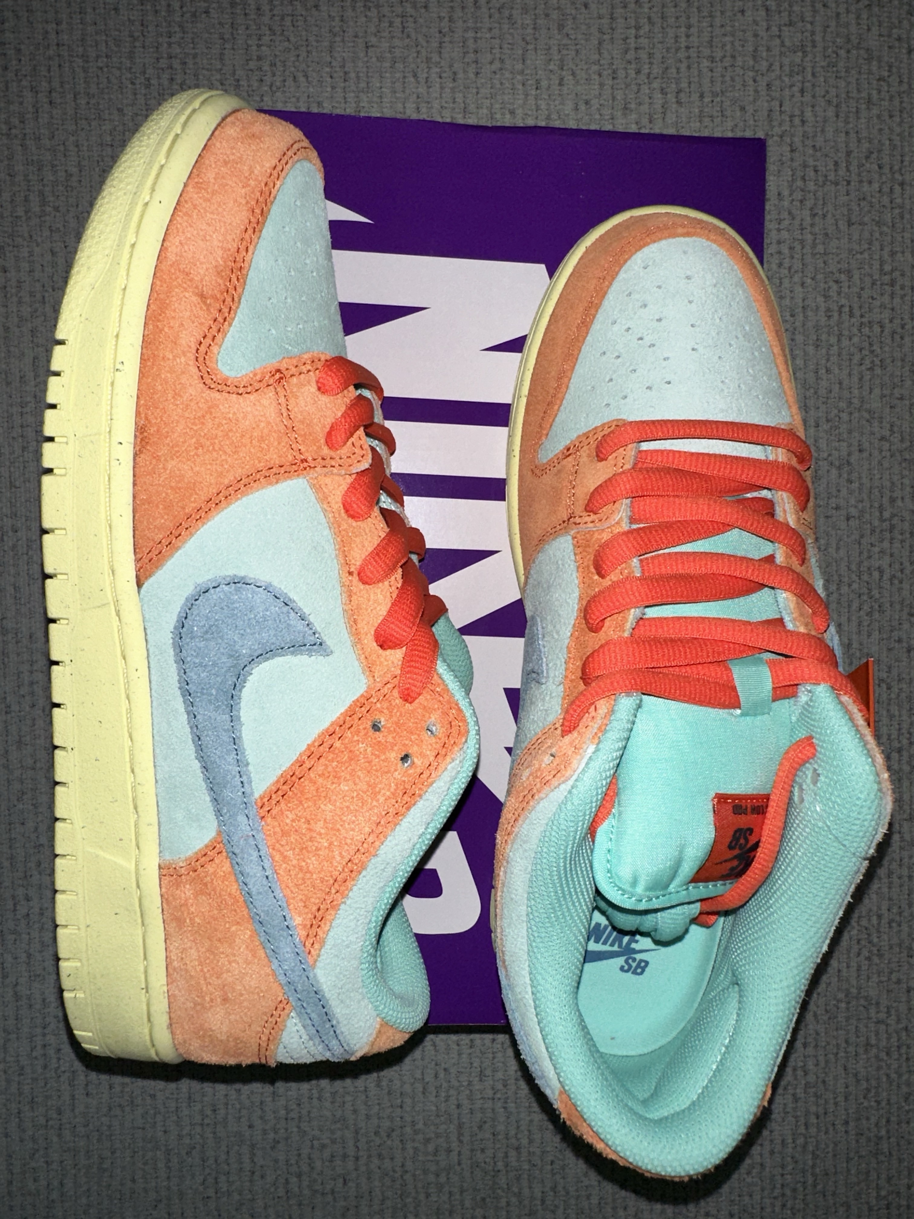 Nike SB Dunk Low Pro Premium Orange and Emerald Rise 착용 스타일