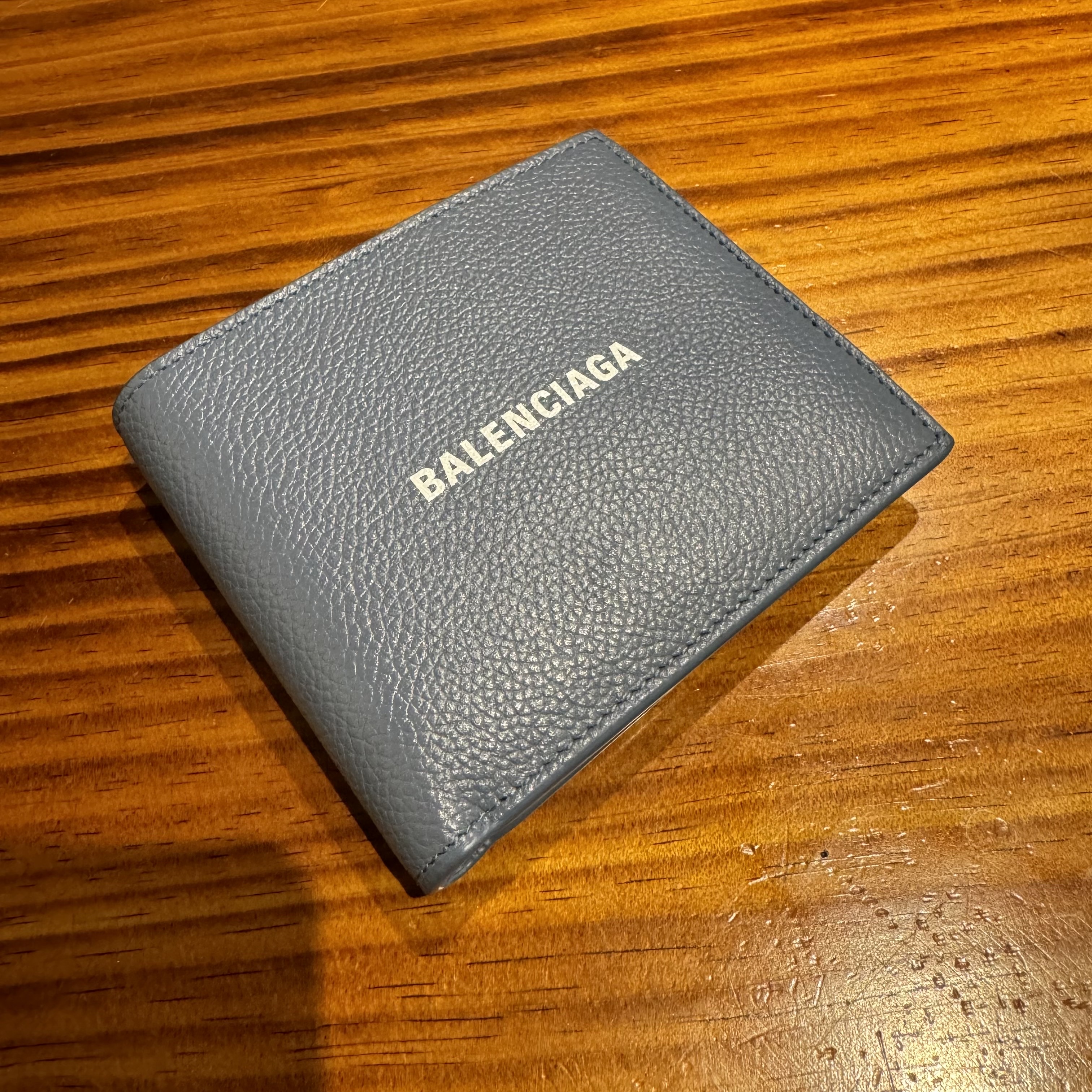Balenciaga Cash Square Folded Wallet Blue 착용 스타일 - 2
