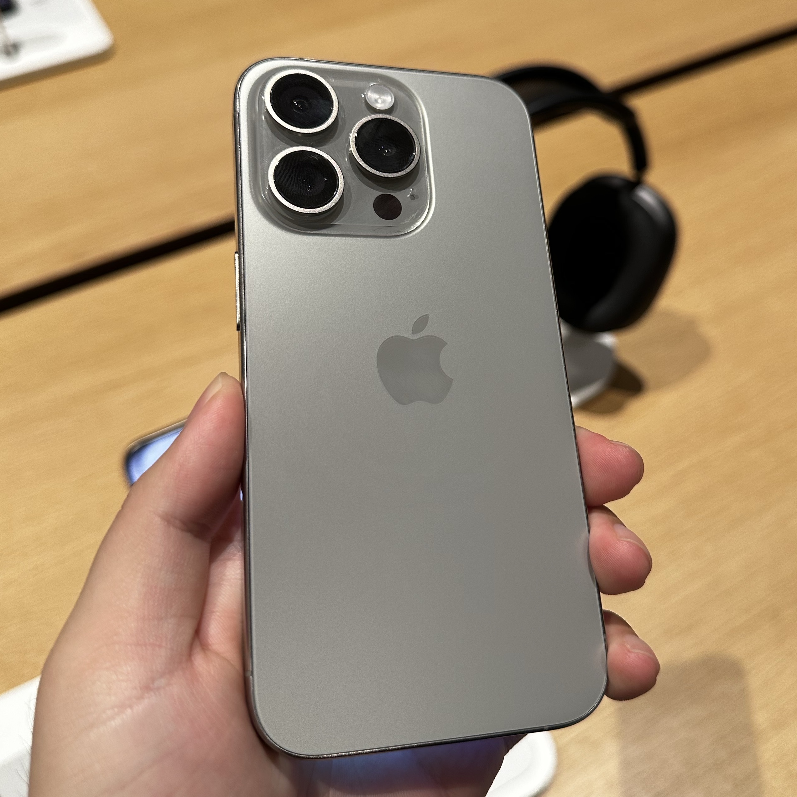 Apple iPhone 15 Pro 128GB Natural Titanium (Korean Ver.) 착용 스타일