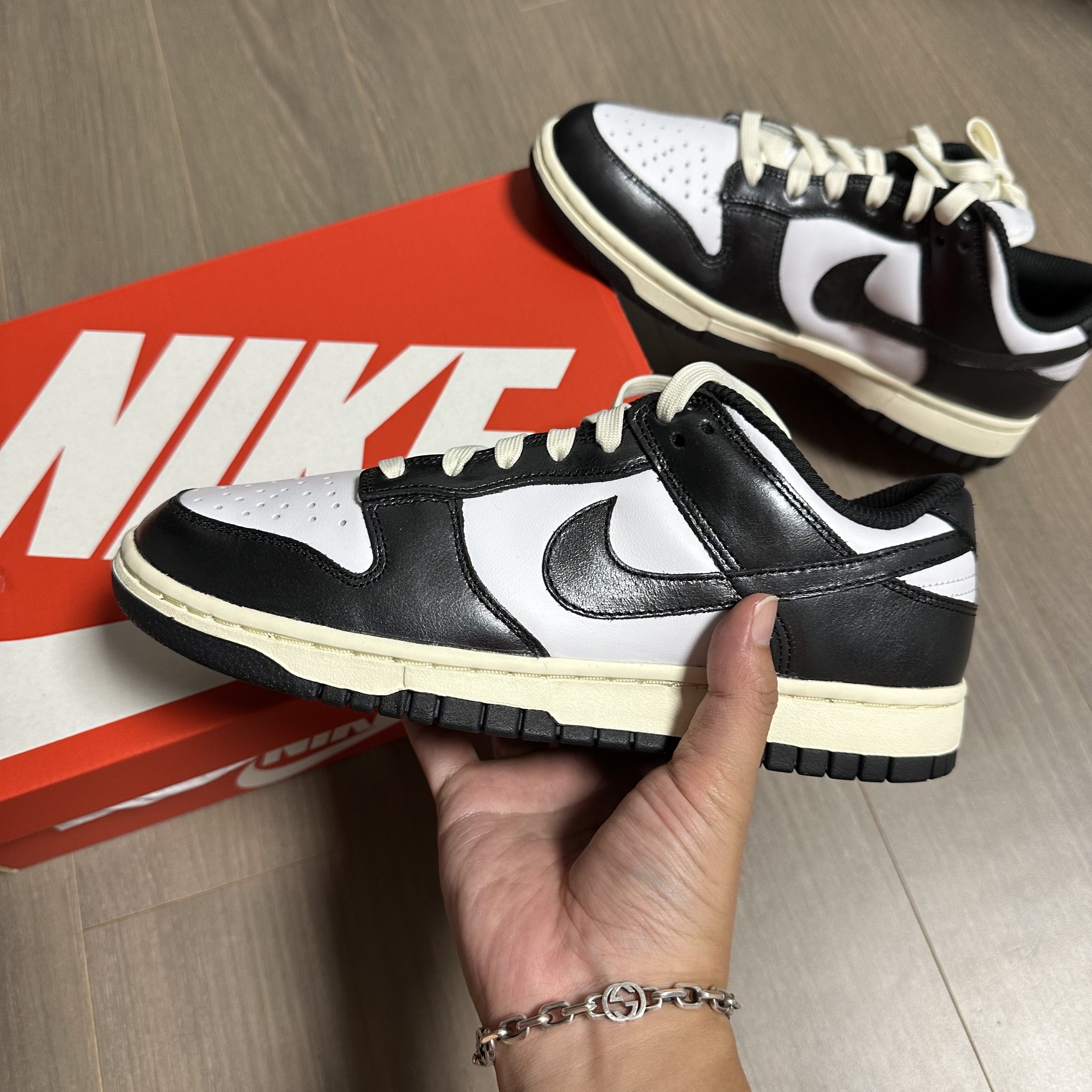 (W) Nike Dunk Low Vintage Black and White 착용 스타일 - 1