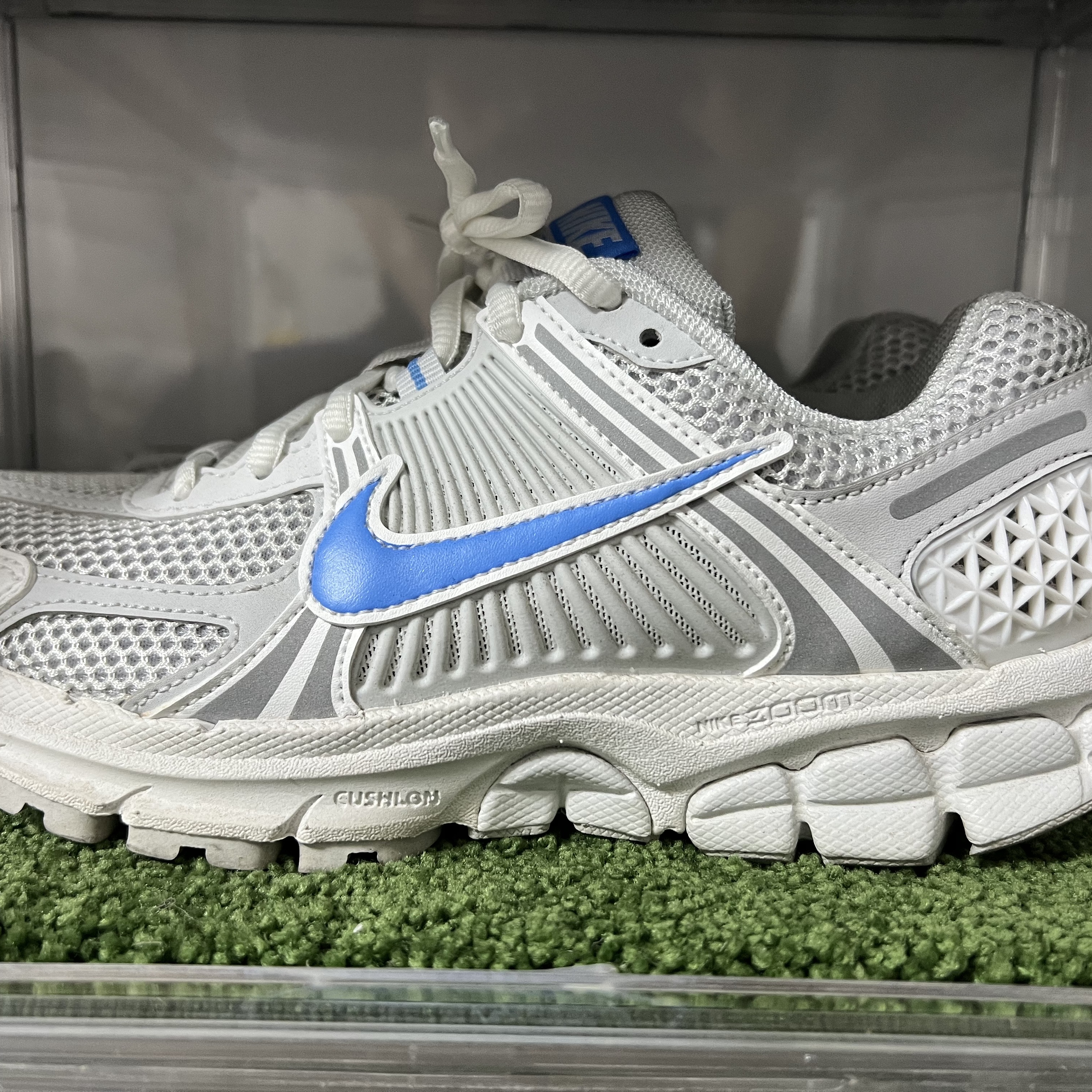 Nike Zoom Vomero 5 Photon Dust and University Blue 착용 스타일