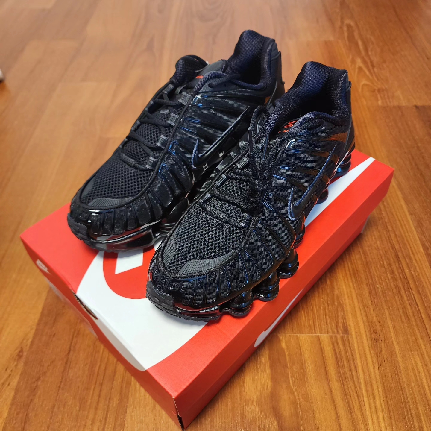 (W) Nike Shox TL Black and Max Orange 착용 스타일 - 3