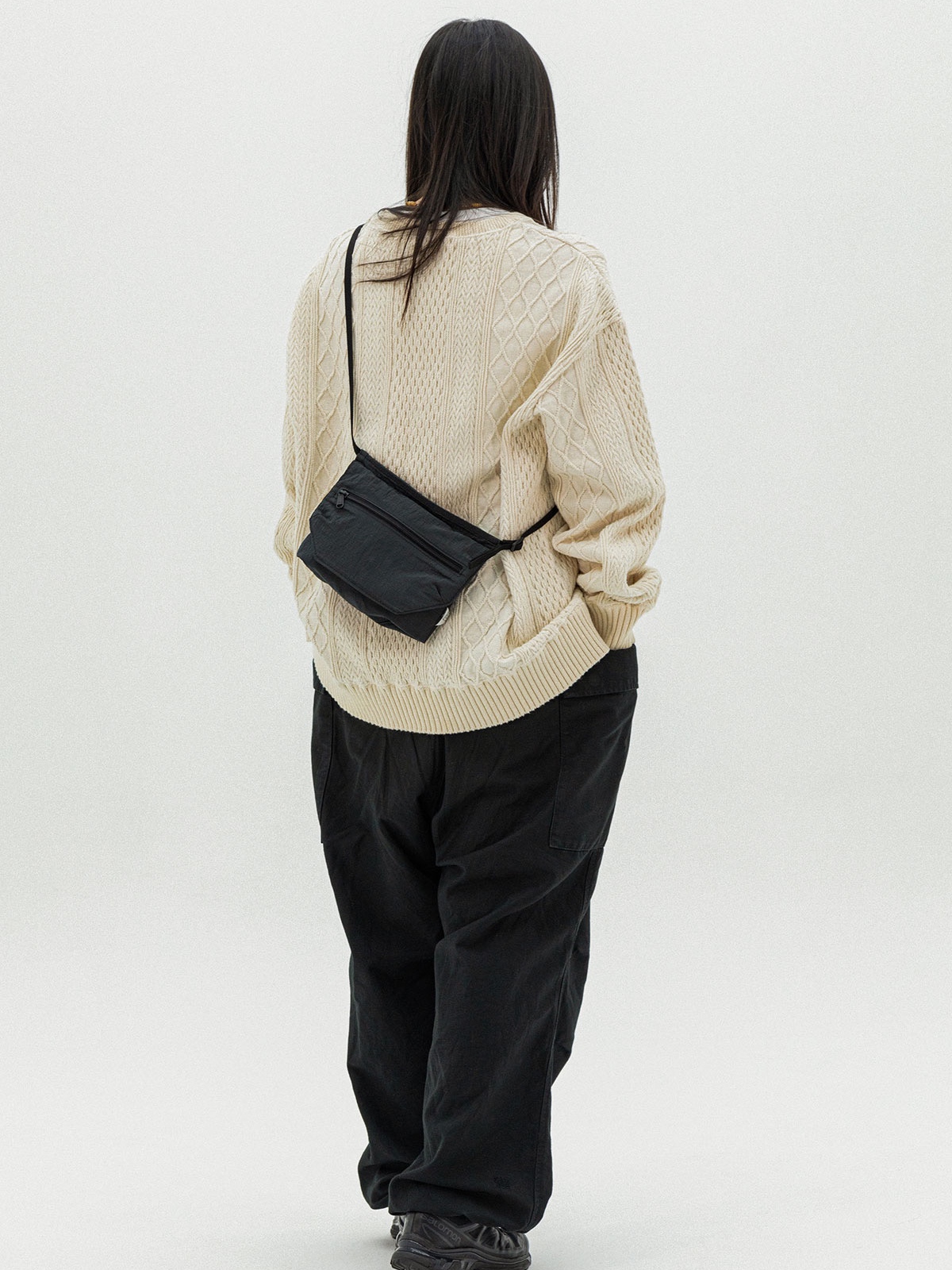 Found Pocket Feather Sacoche Bag Charcoal 착용 스타일