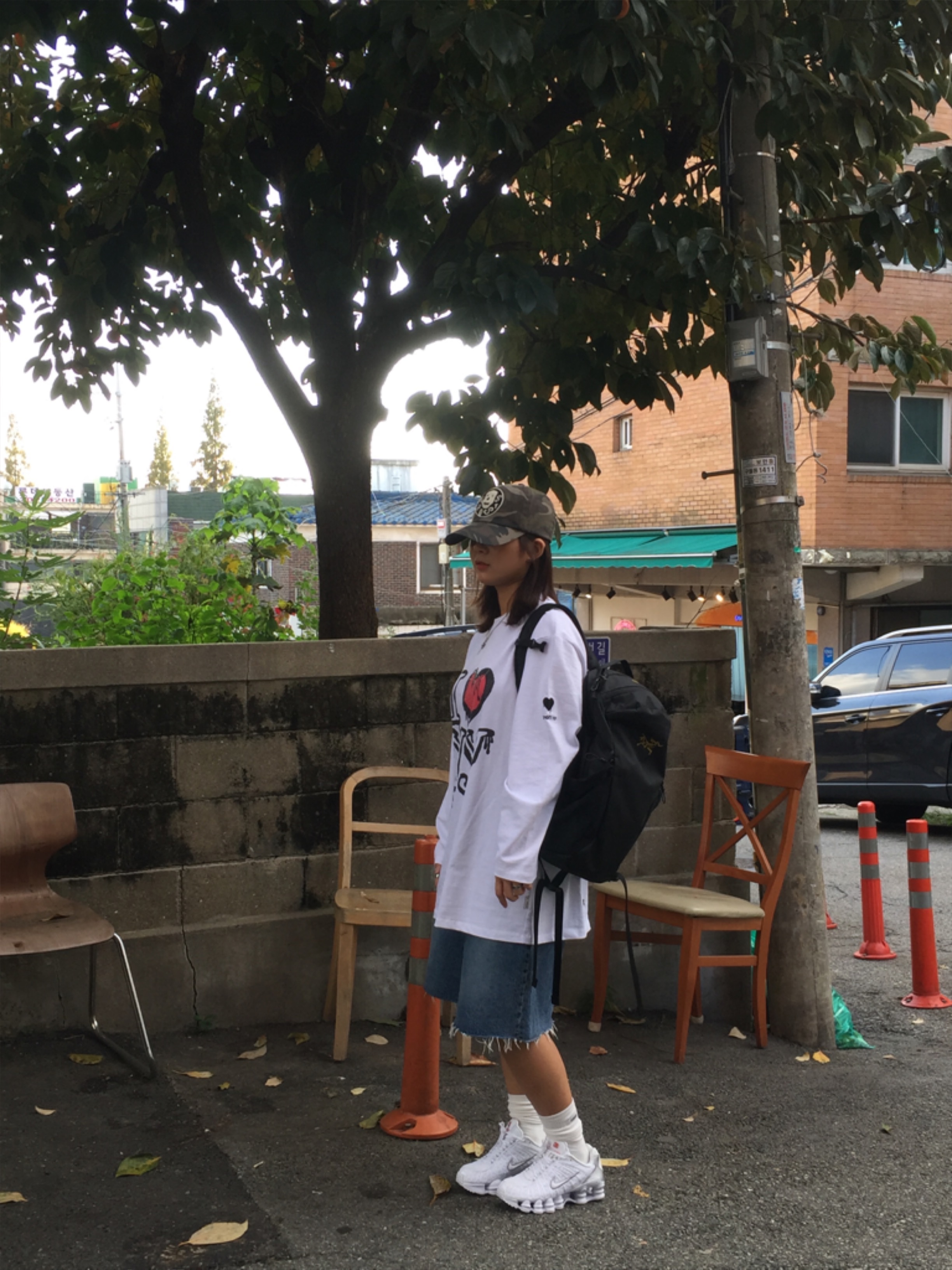 (W) Nike Shox TL White and Max Orange, Arc'teryx Mantis 16 Backpack Black 착용 스타일 - 2