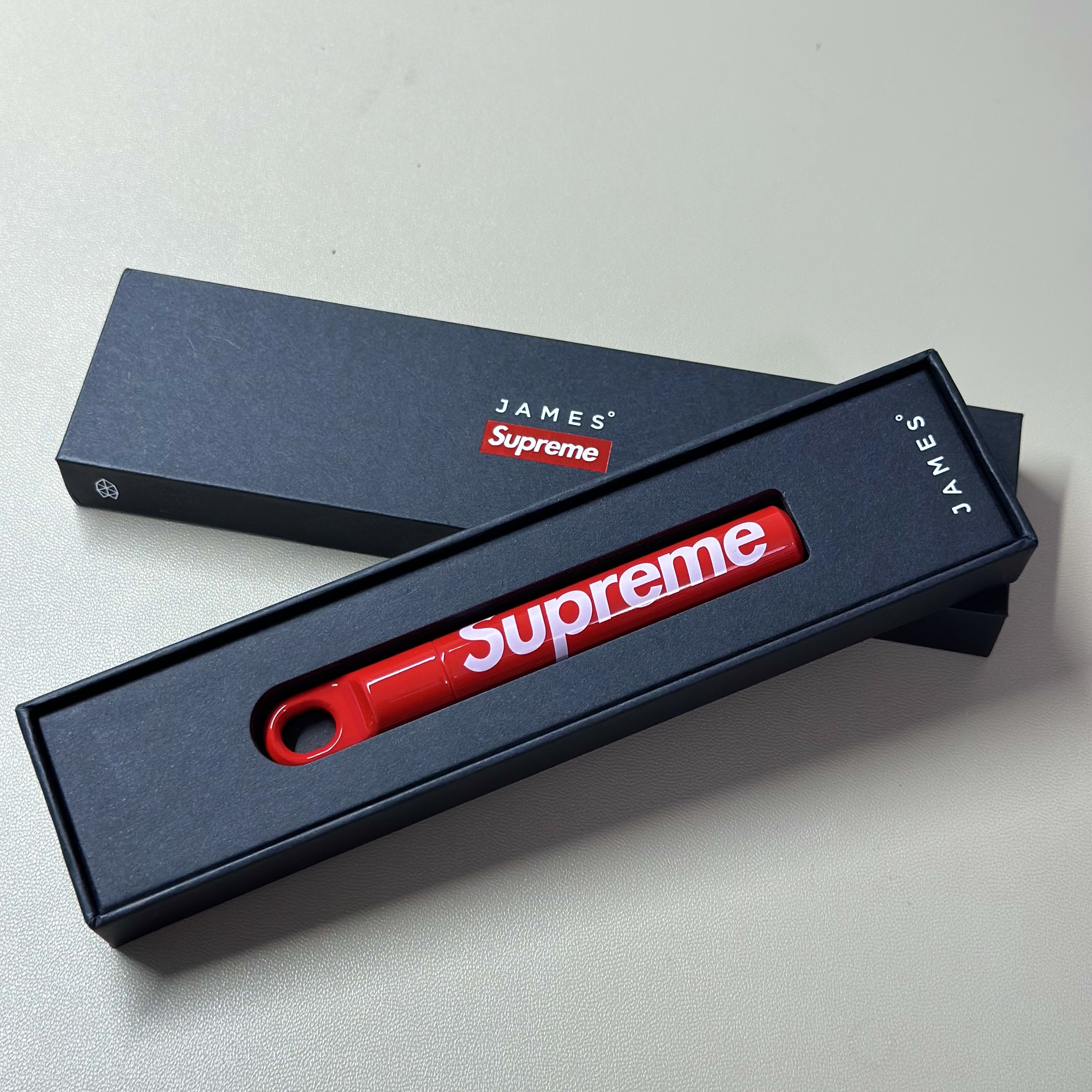 Supreme x Sigg Traveller 0.6L Water Bottle Red - 23SS, Supreme x James Brand Cache Red - 23FW 착용 스타일 - 1