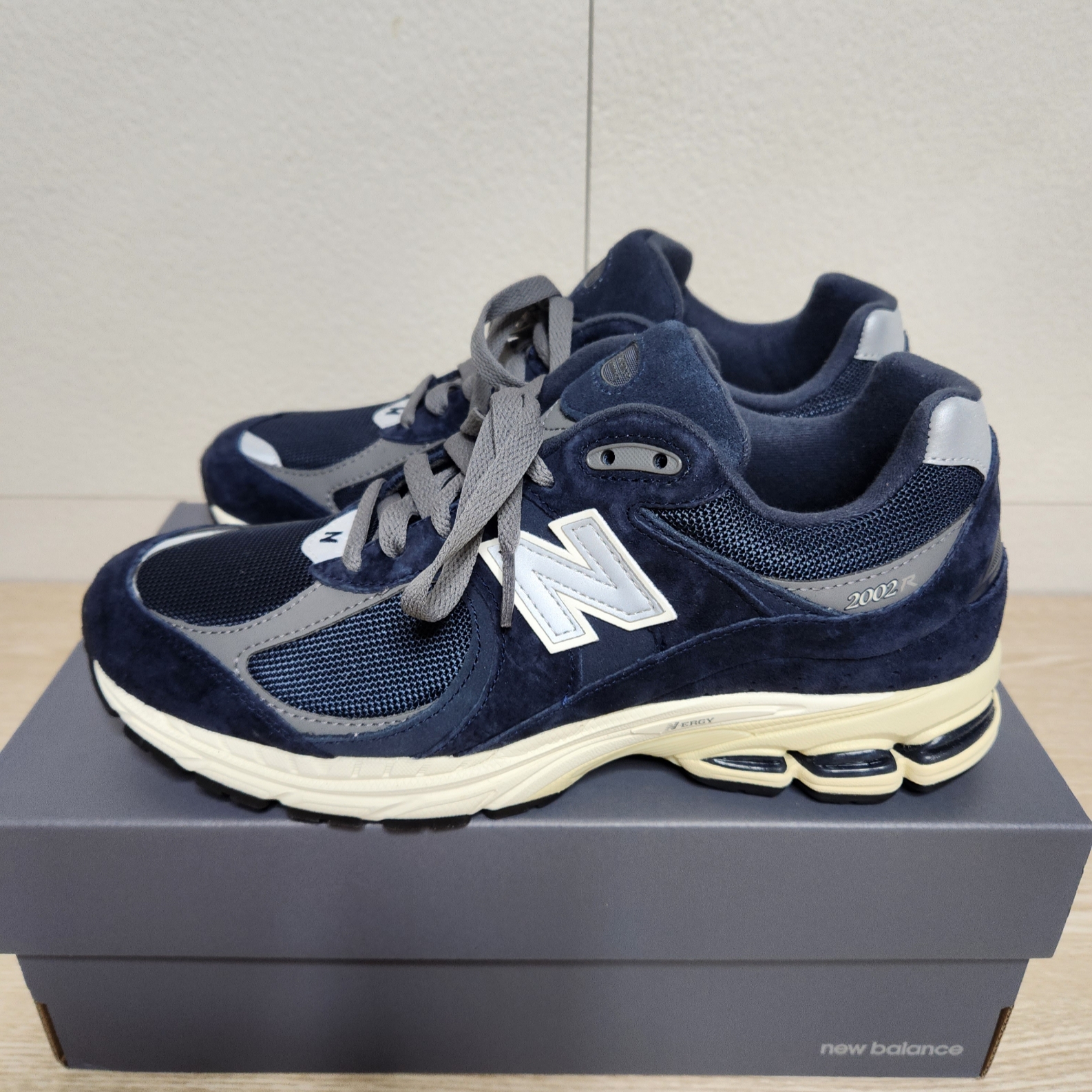 New Balance 2002R Eclipse Castlerock 착용 스타일