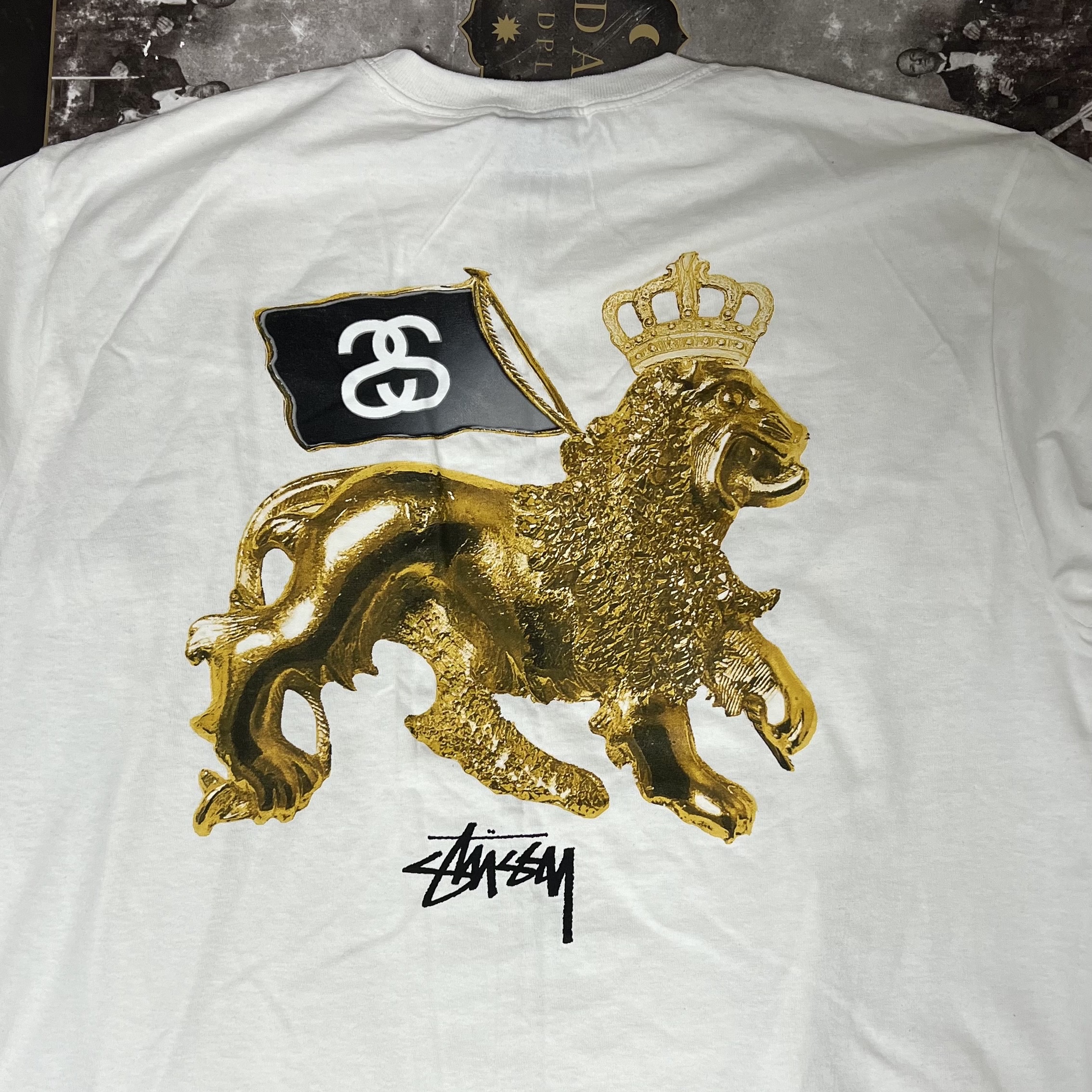 Stussy Gold Lion LS T-Shirt White 착용 스타일 - 1