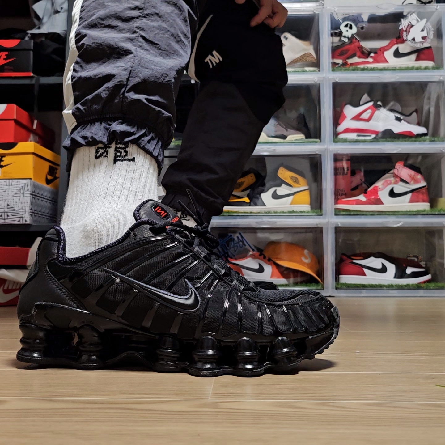 (W) Nike Shox TL Black and Max Orange 착용 스타일 - 1