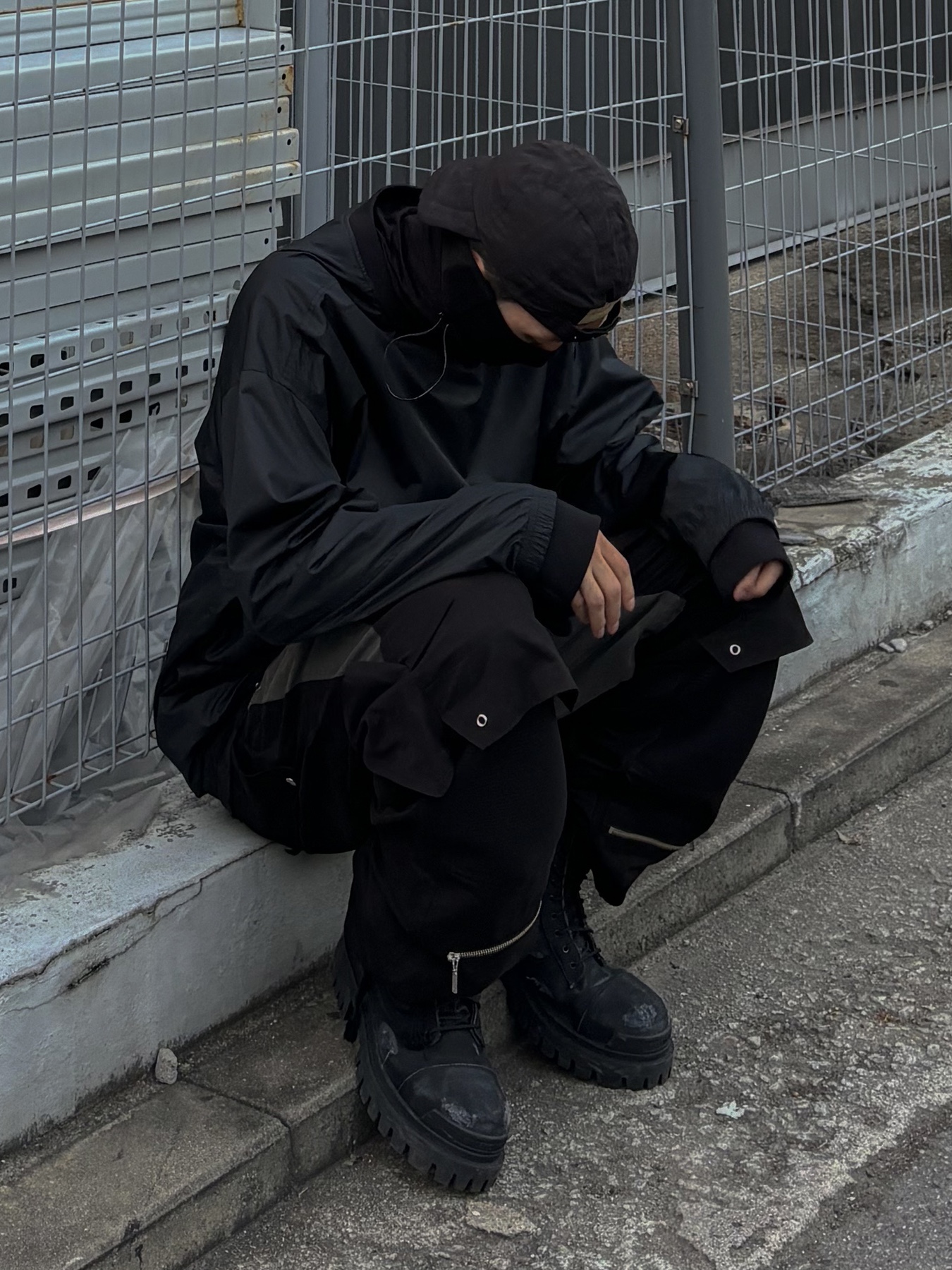 Balenciaga Combat Strike 20mm Boots Black 착용 스타일 - 5