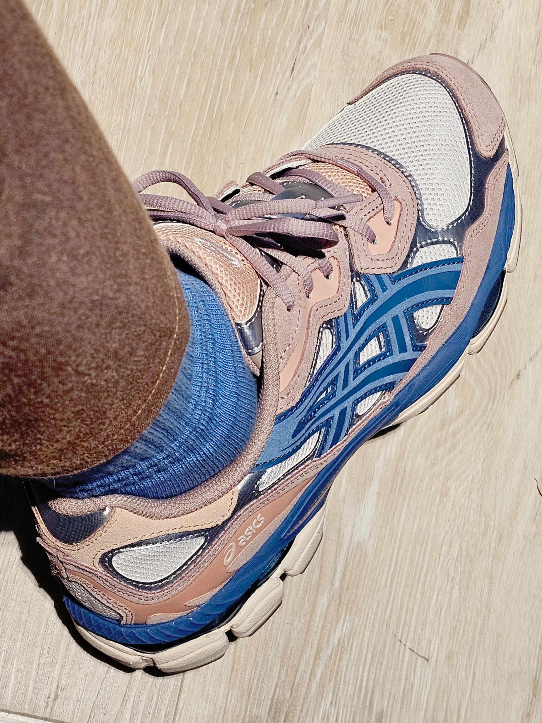 (W) Asics Gel-NYC Cream Grey Floss 착용 스타일 - 3