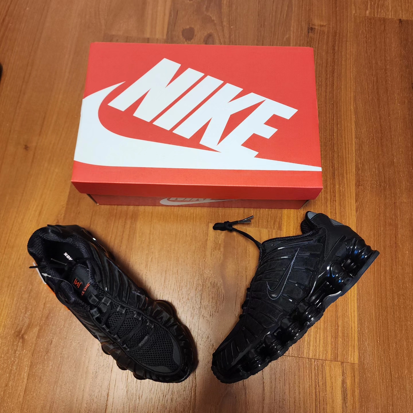 (W) Nike Shox TL Black and Max Orange 착용 스타일 - 2