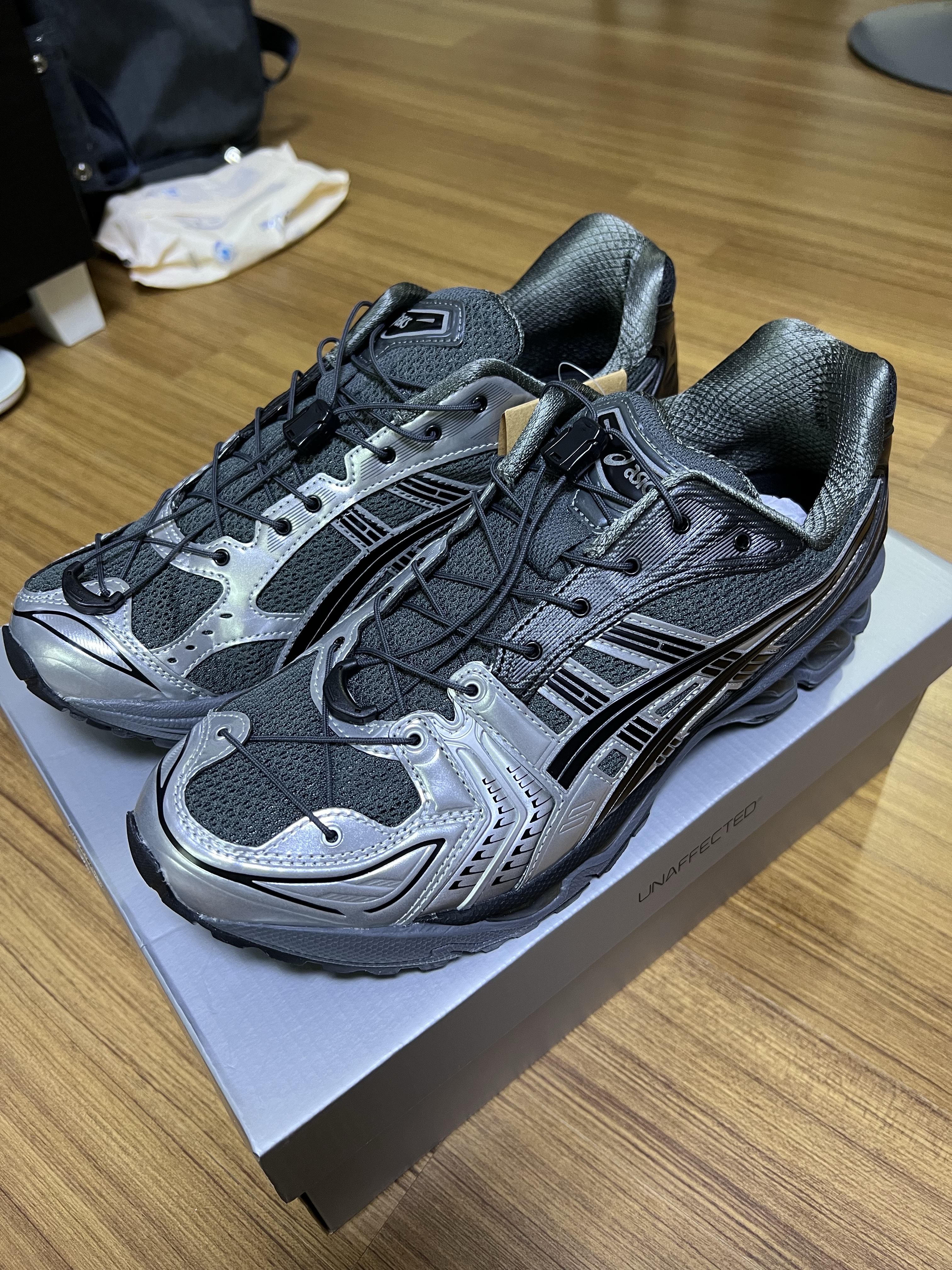 Asics x Unaffected Gel-Kayano 14 Silver Moon, Asics x JJJJound Gel-Kayano 14 Silver Black 착용 스타일 - 1