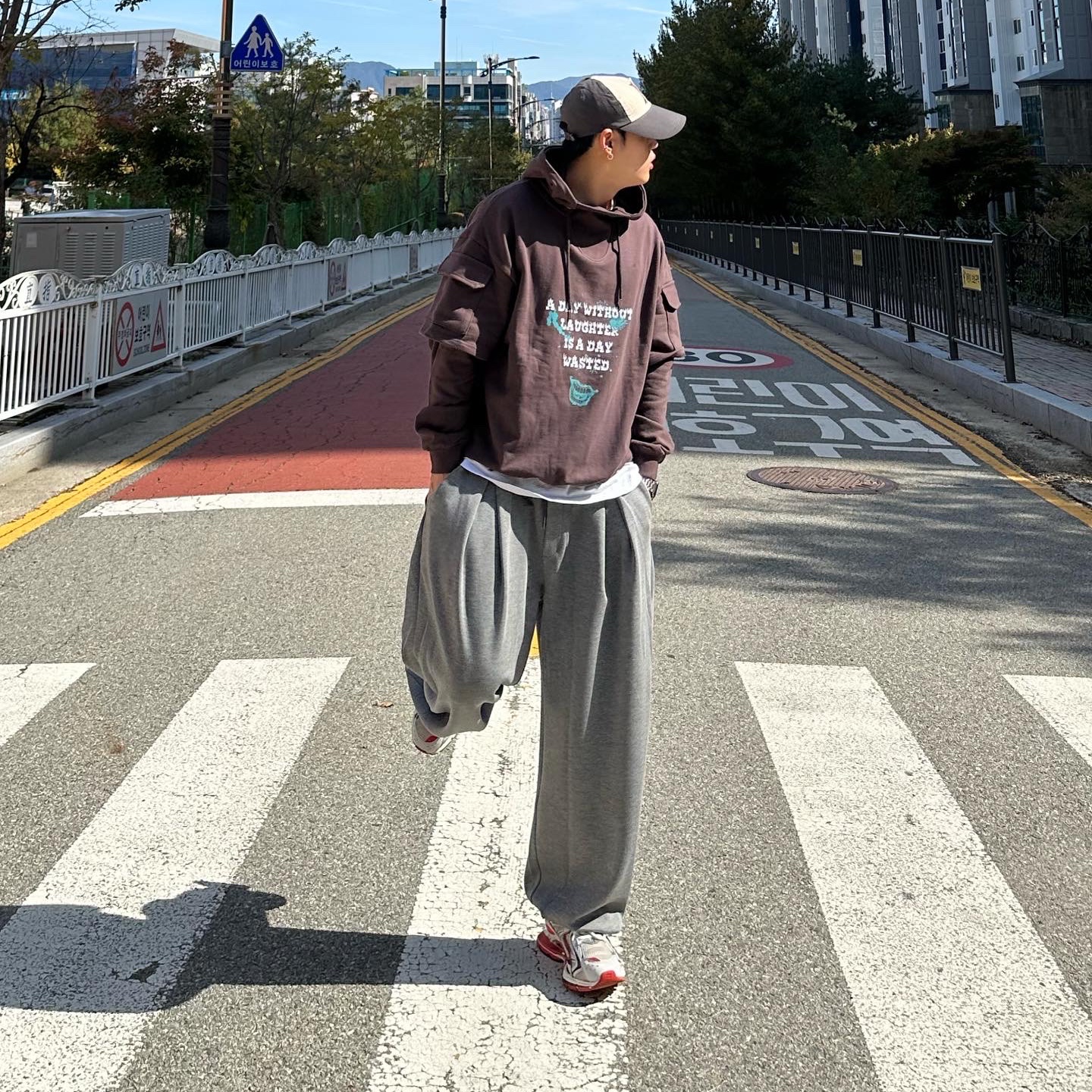 Balenciaga X-Pander Sneakers Red Silver 착용 스타일 - 3