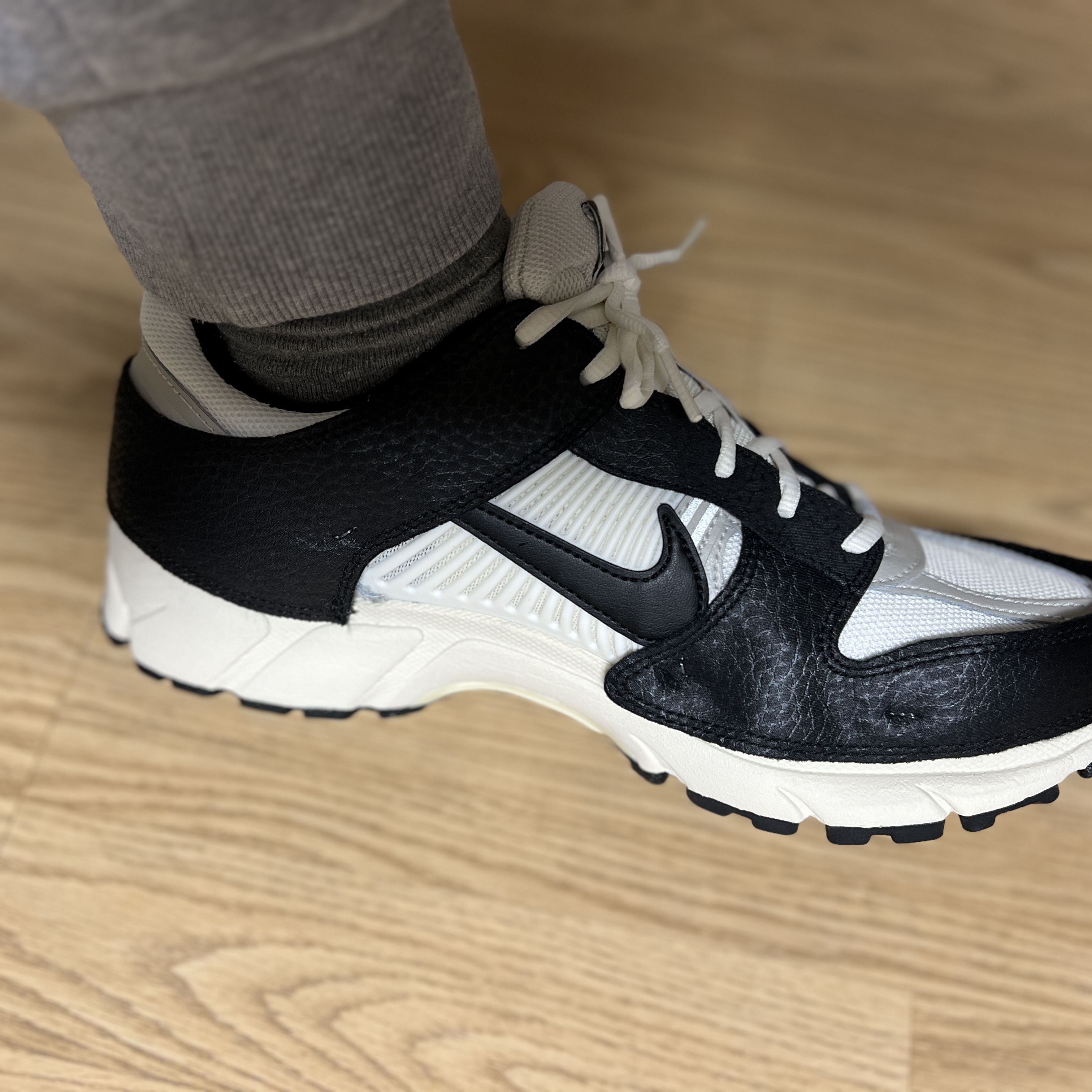 (W) Nike Zoom Vomero 5 Wolf Grey and Black 착용 스타일 - 2