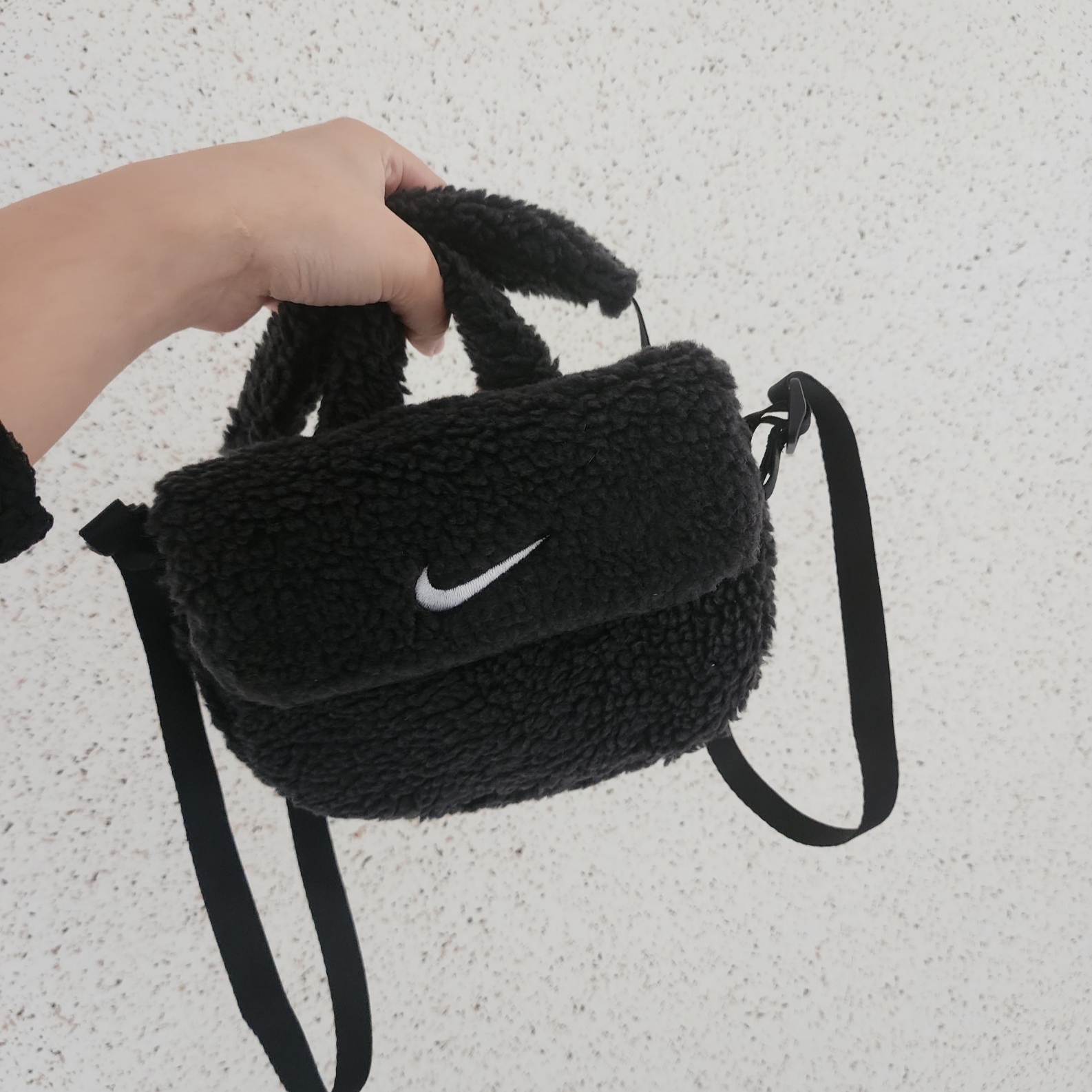 (Kids) Nike NSW Faux Fur Crossbody Bag Black 착용 스타일