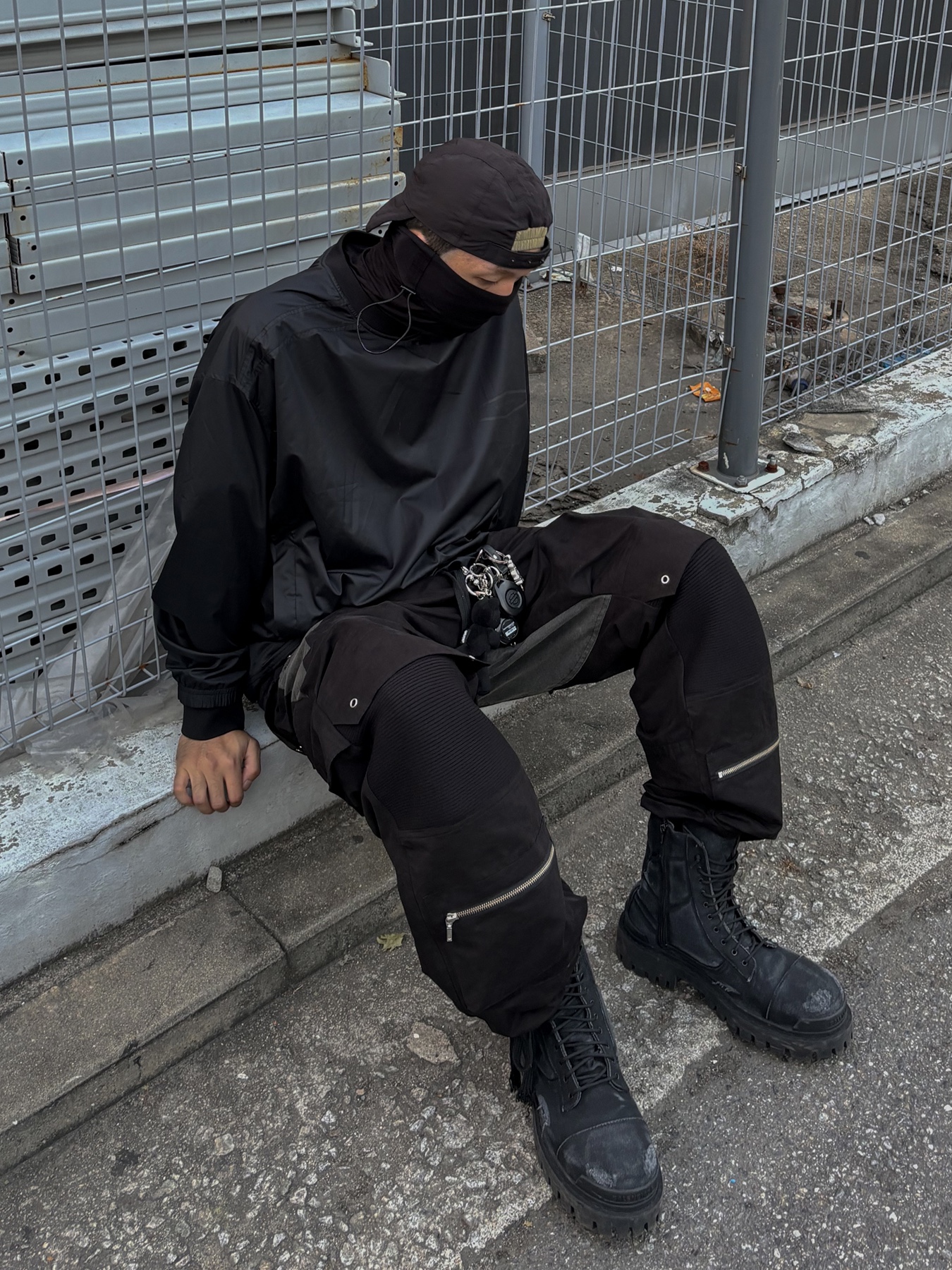 Balenciaga Combat Strike 20mm Boots Black 착용 스타일 - 1