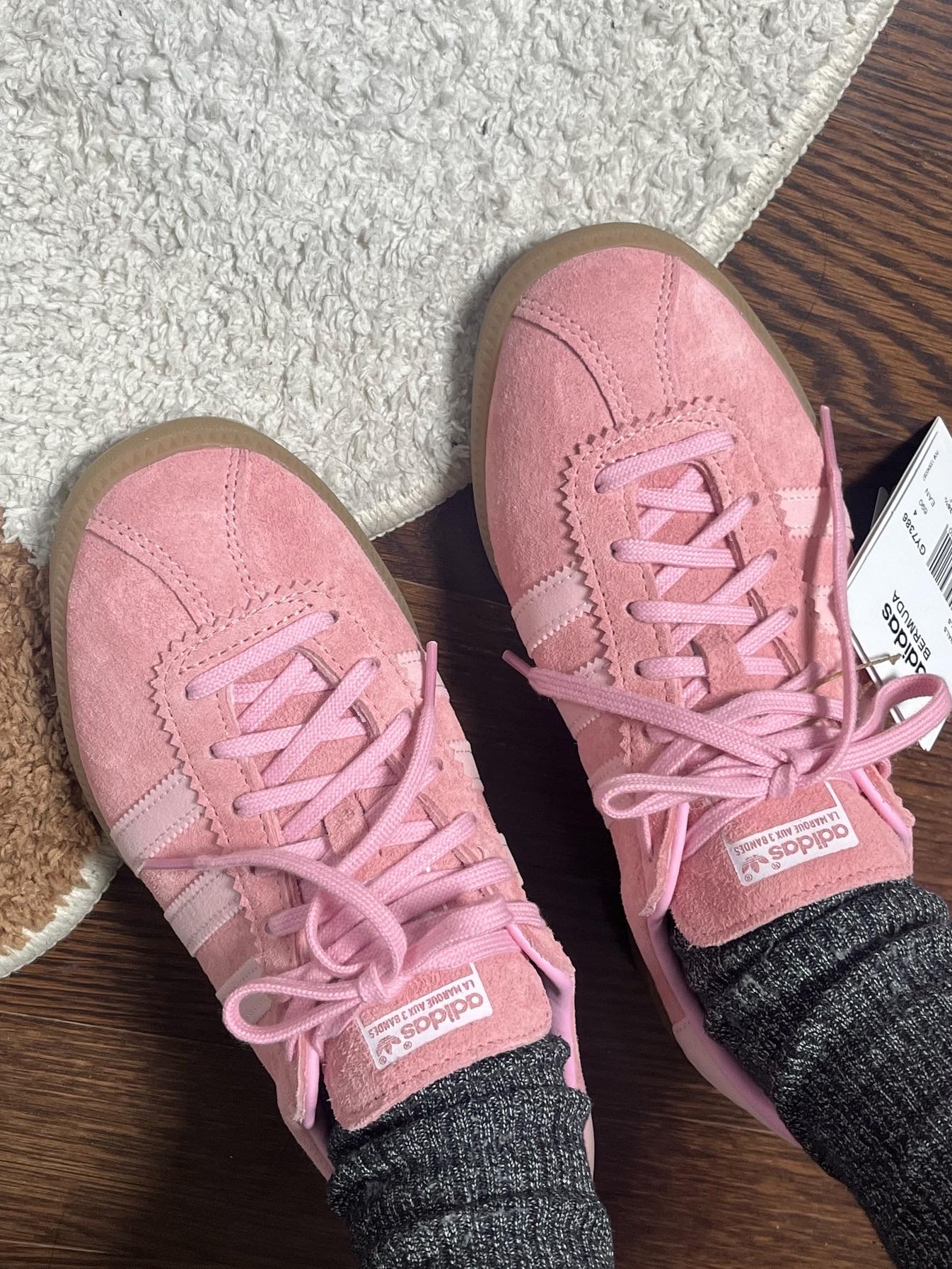 Adidas Bermuda Glow Pink 착용 스타일 - 1