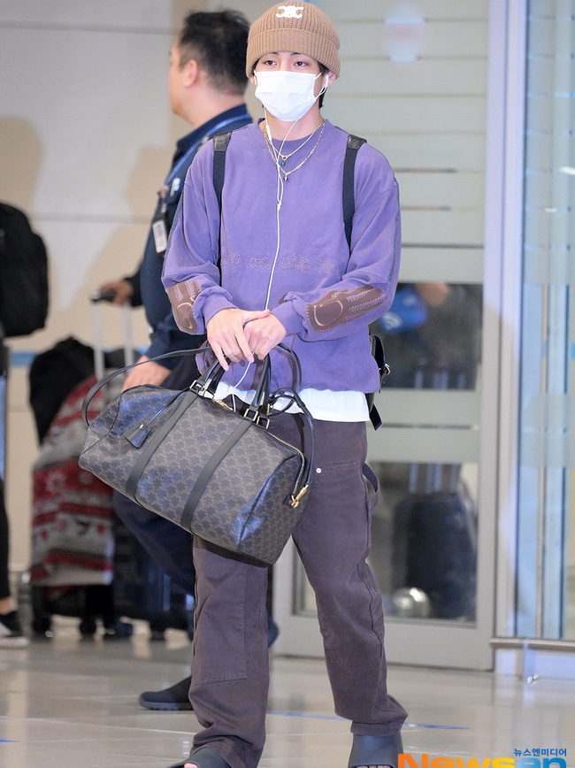 (W) Celine Triomphe Embroidered Beanie in Seamless Cashmere Camel 착용 스타일
