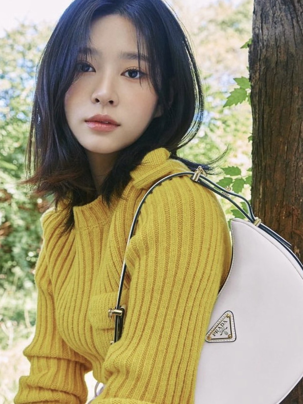 Prada Arque Leather Shoulder Bag White 착용 스타일 - 2