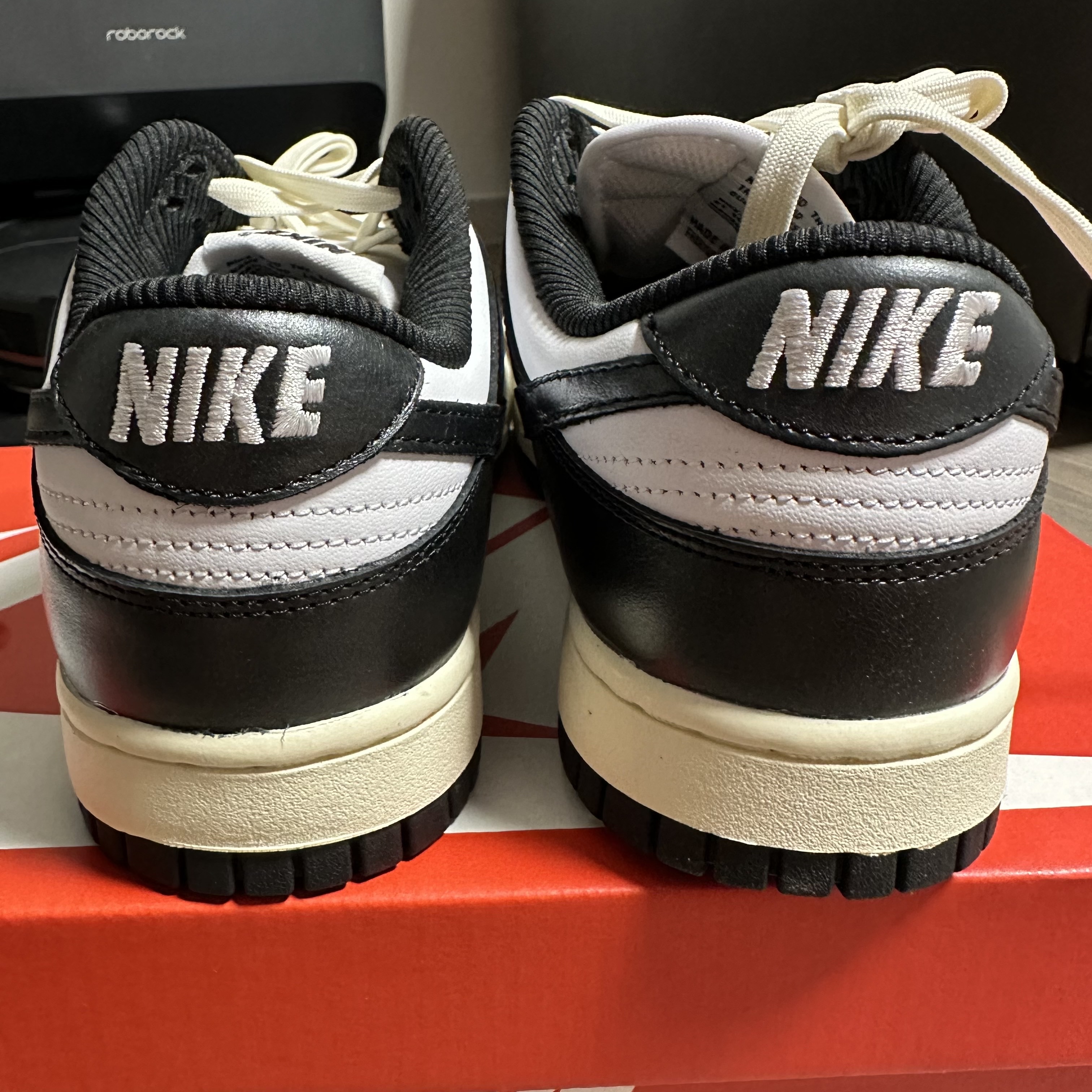 (W) Nike Dunk Low Vintage Black and White 착용 스타일 - 4