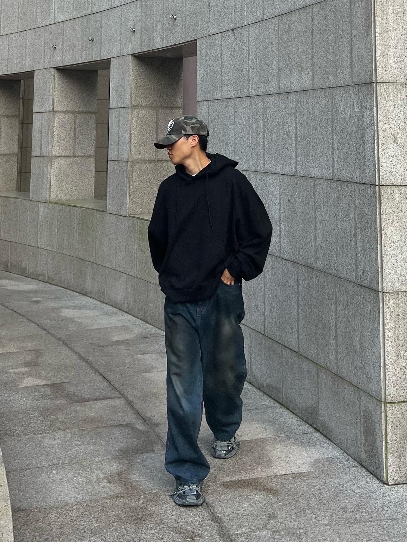 Balenciaga 3XL Sneakers Grey Black 착용 스타일 - 2
