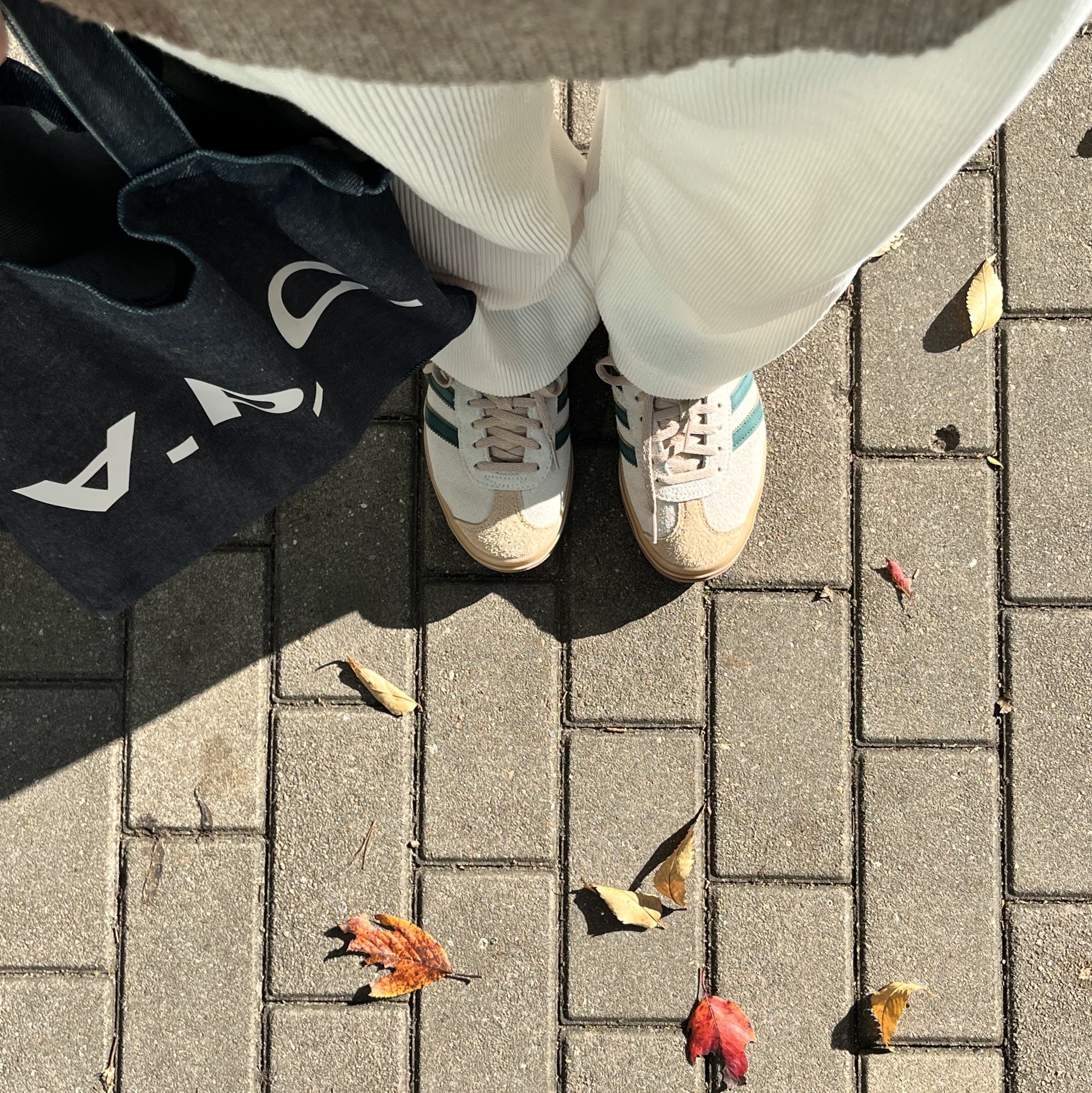 (W) Adidas Gazelle Bold Cream White Collegiate Green, A.P.C. Laure Tote Bag Blue 착용 스타일 - 2