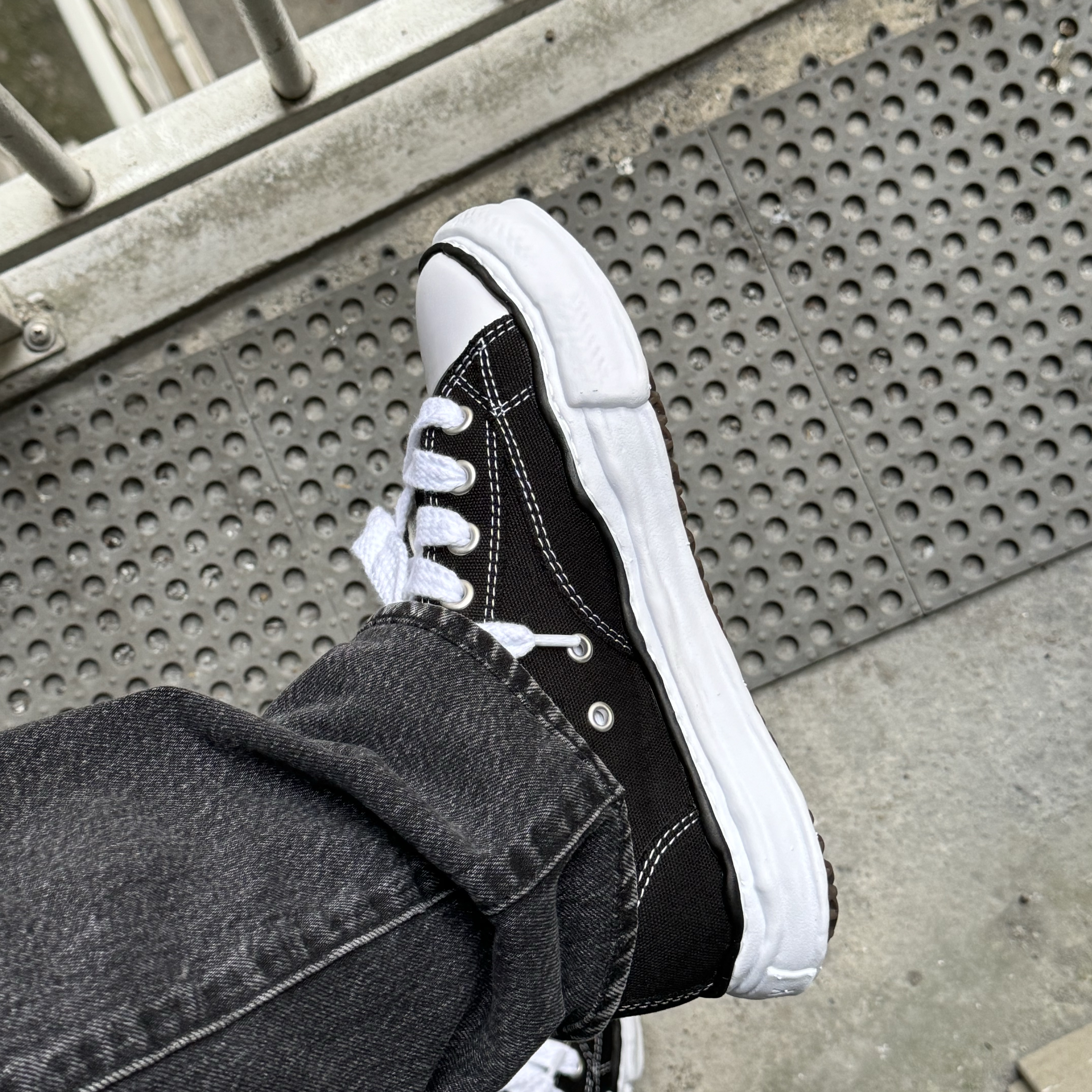Maison Mihara Yasuhiro Peterson OG Sole Canvas Low Sneakers Black 착용 스타일