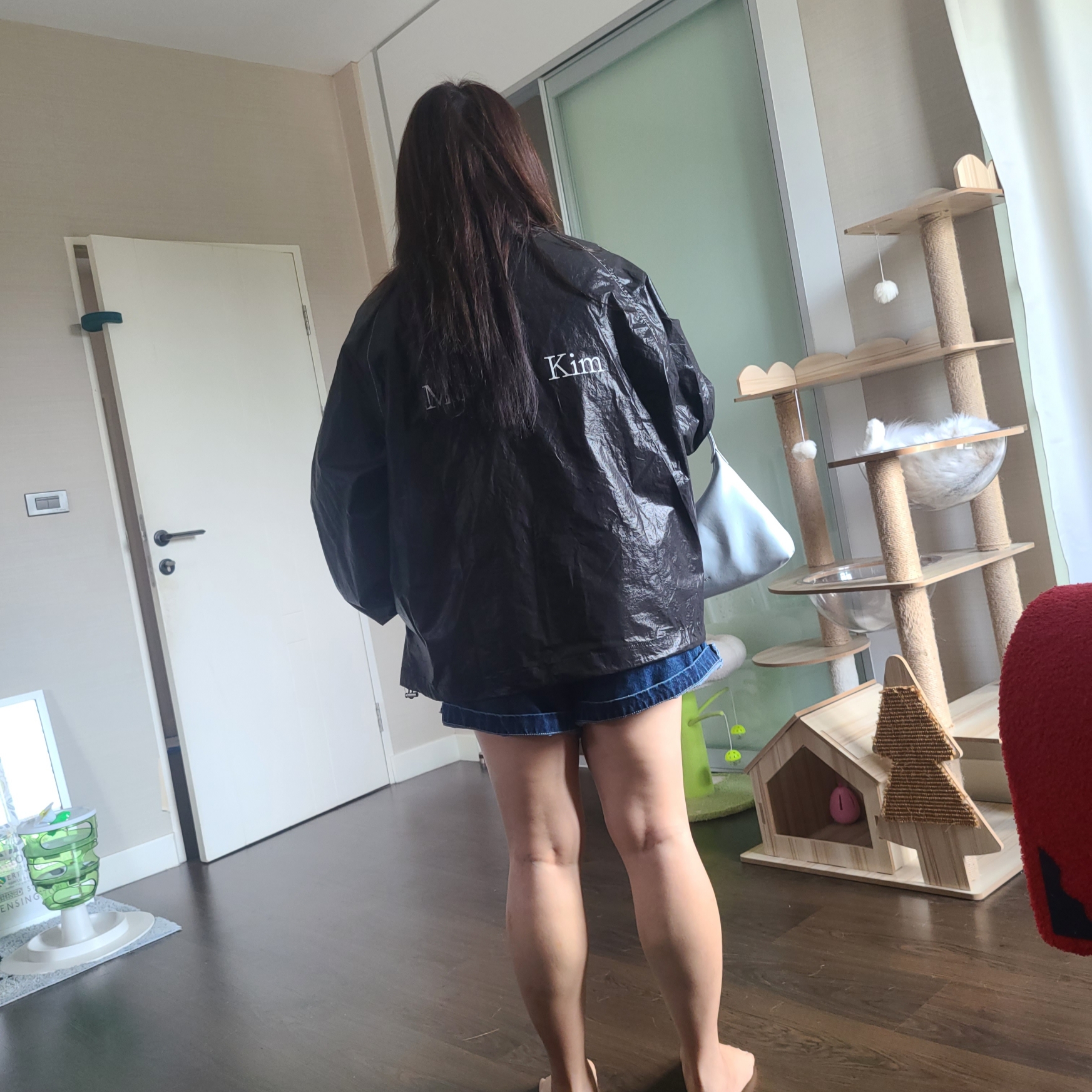 (W) Matin Kim Logo Coating Jumper Black 착용 스타일