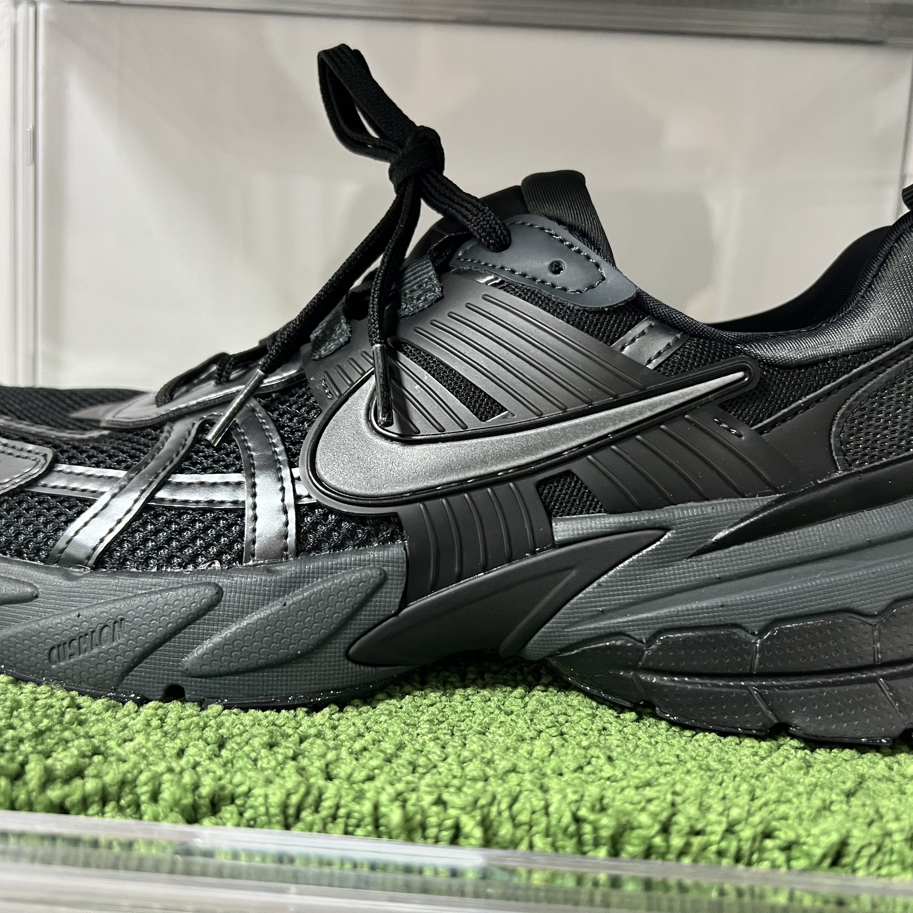 Nike V2K Run Black Anthracite 착용 스타일