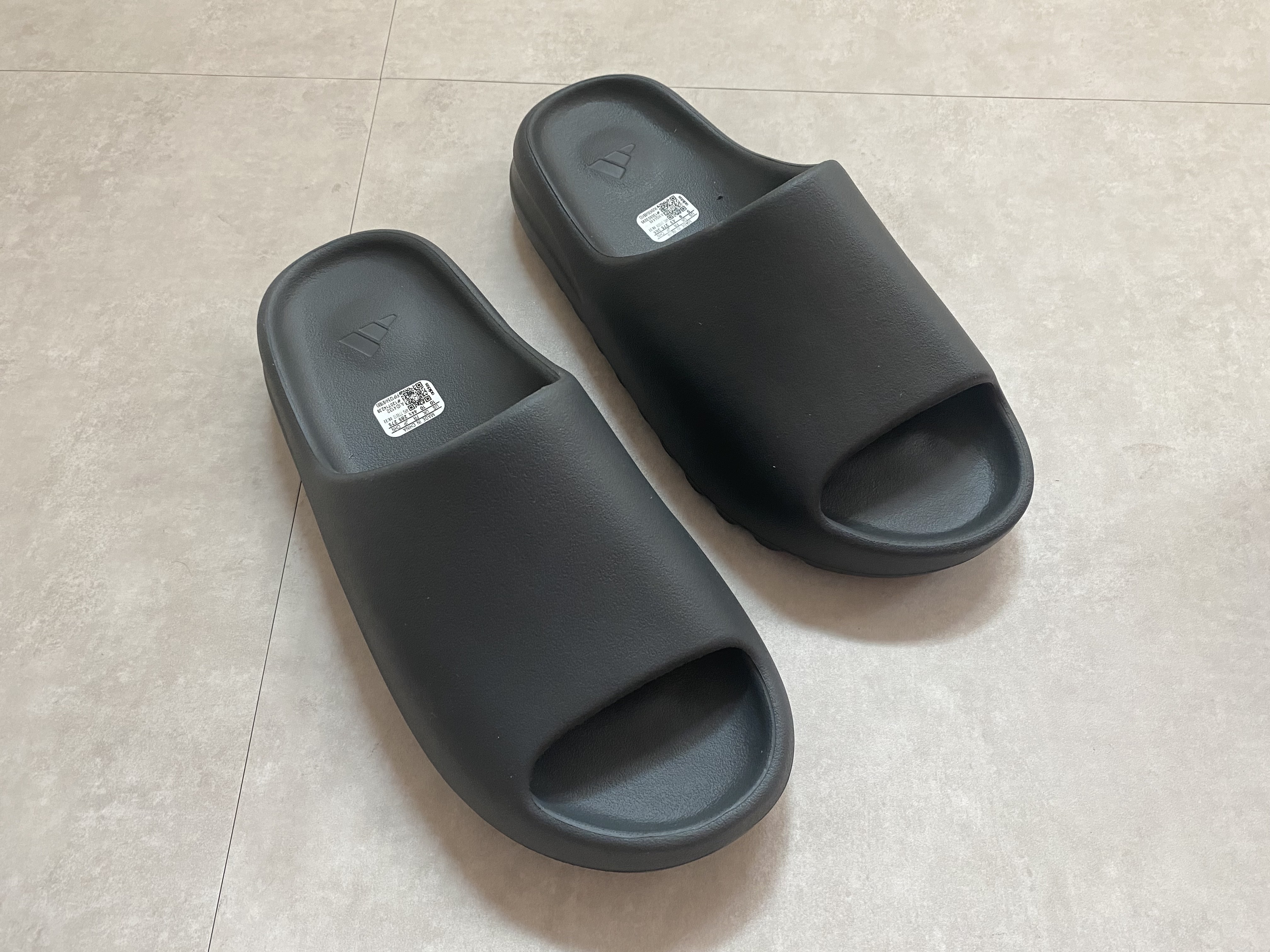 Adidas Yeezy Slide Onyx, Adidas Yeezy Slide Slate Grey 착용 스타일