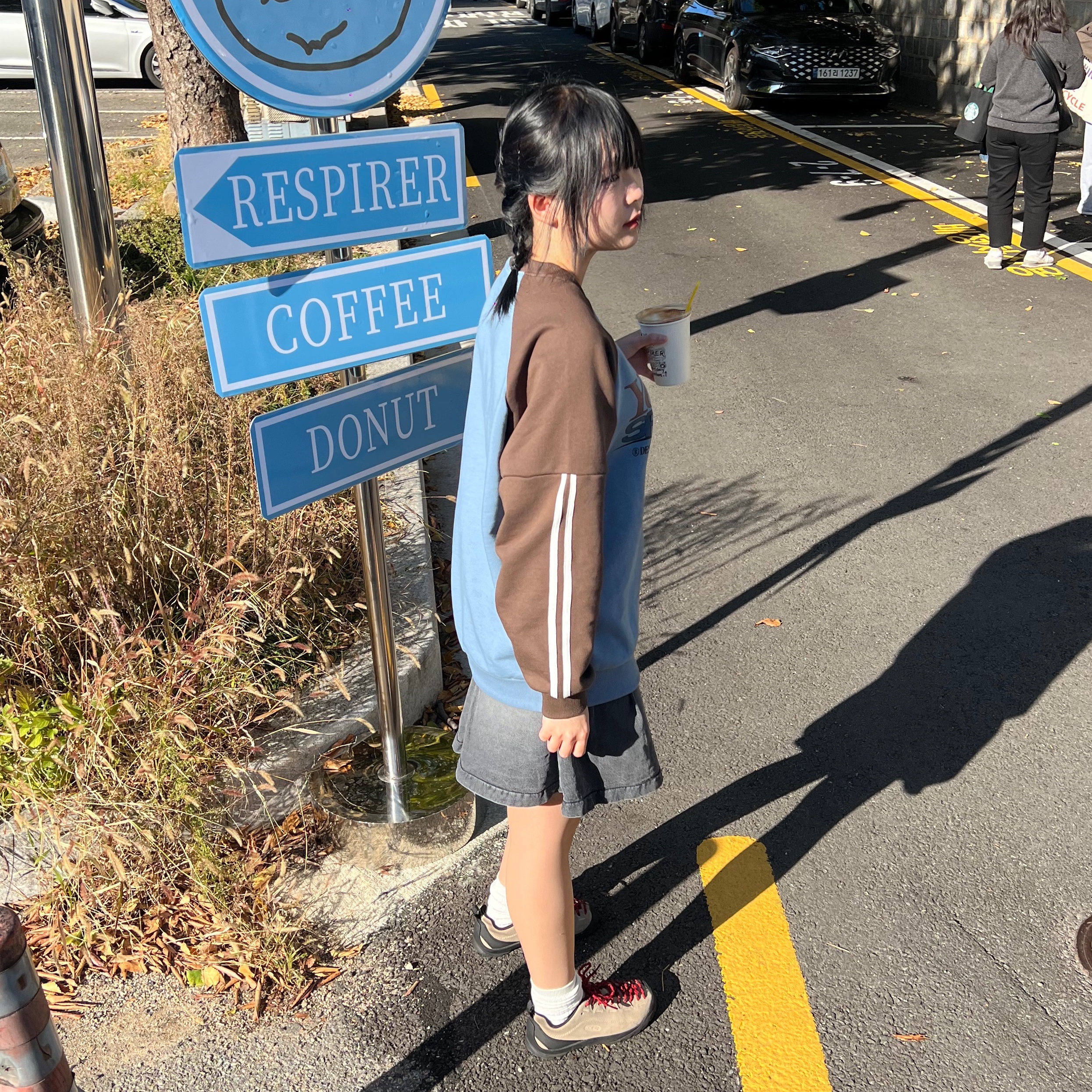 (W) Keen Jasper Suede Sneakers Silver Mink 착용 스타일 - 3