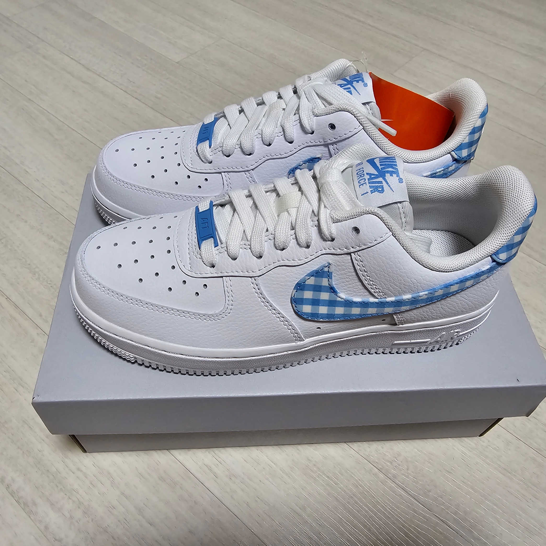 (W) Nike Air Force 1 '07 White University Blue 착용 스타일 - 1