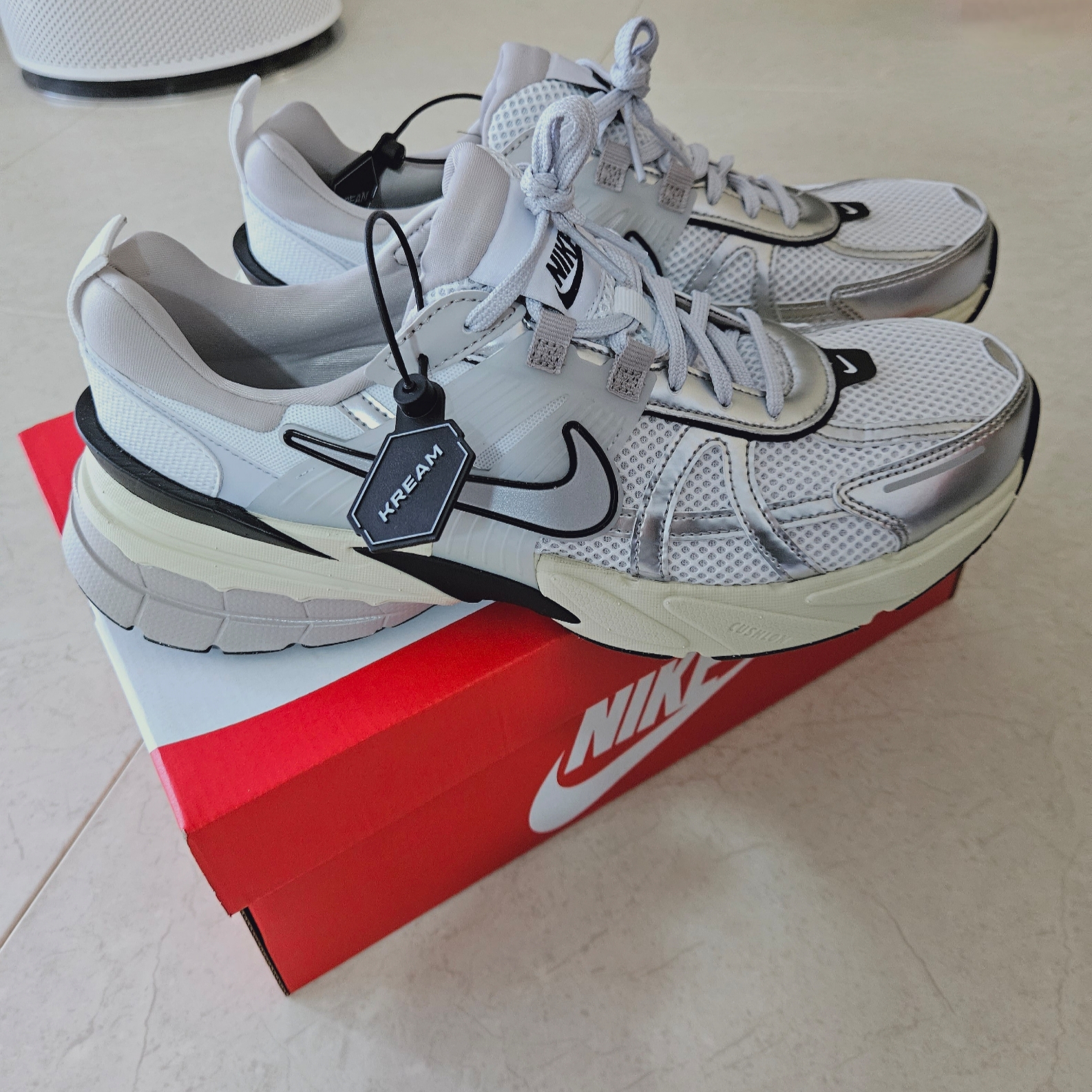 Nike V2K Run Summit White Metallic Silver 착용 스타일 - 2